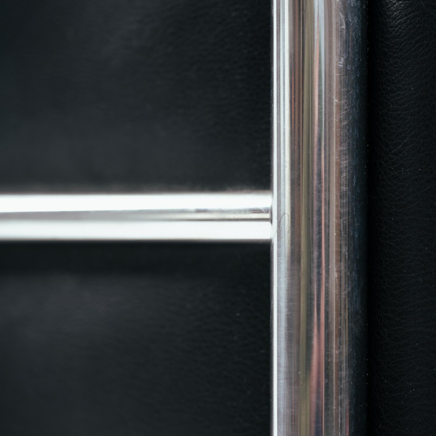 Mid-Century moderno Sedia rotonda in pelle nera Zanotta Onda, ispirata a Le Corbusier, Italia in vendita