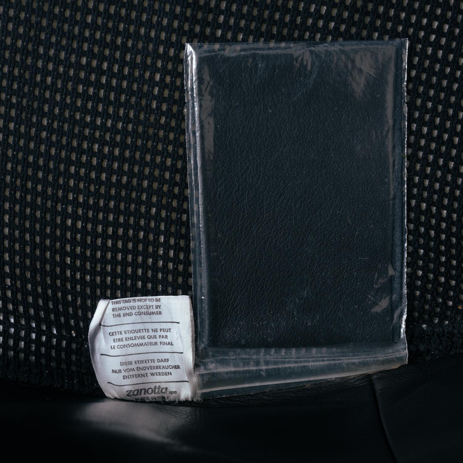 Italiano Sedia rotonda in pelle nera Zanotta Onda, ispirata a Le Corbusier, Italia in vendita