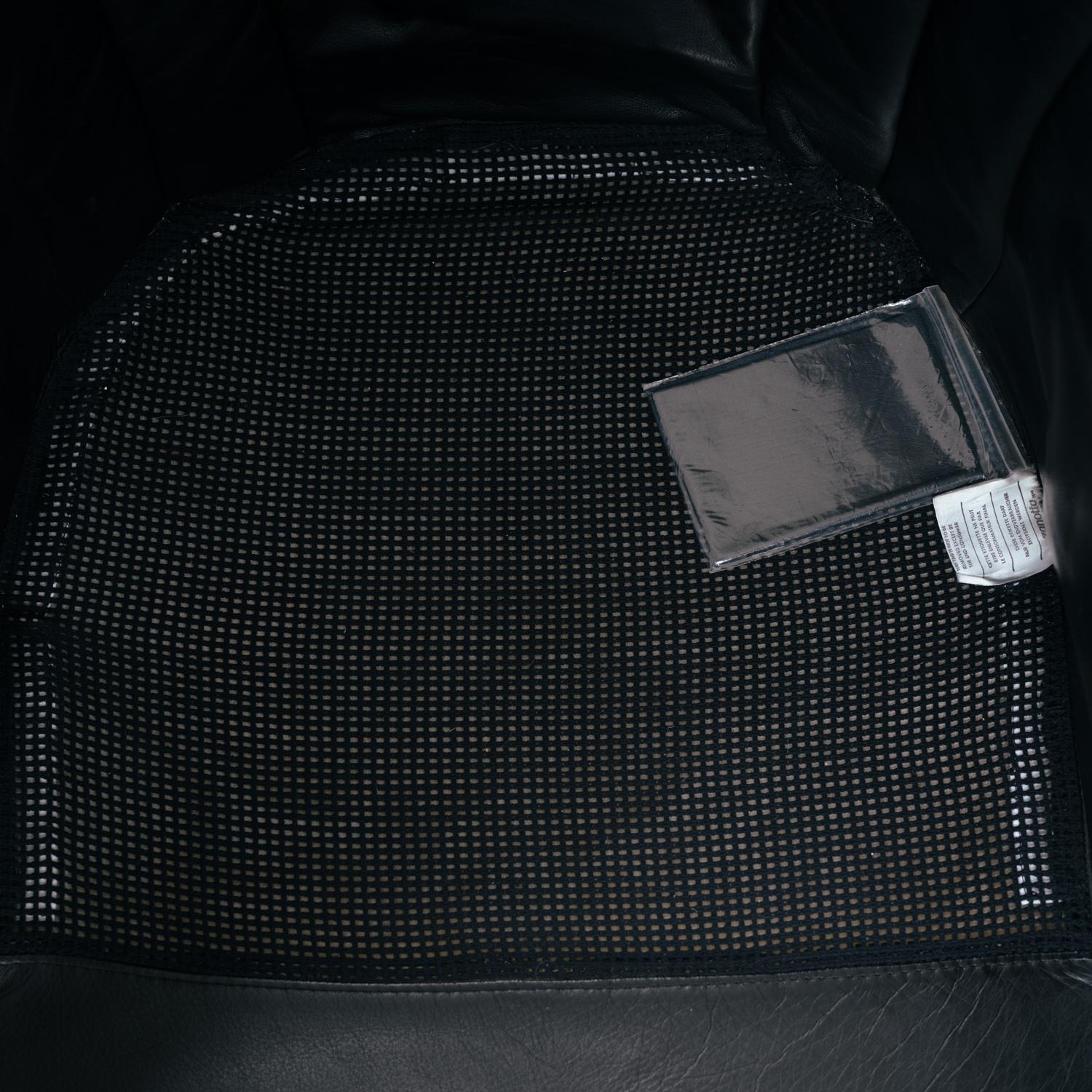 Sedia rotonda in pelle nera Zanotta Onda, ispirata a Le Corbusier, Italia in vendita 1