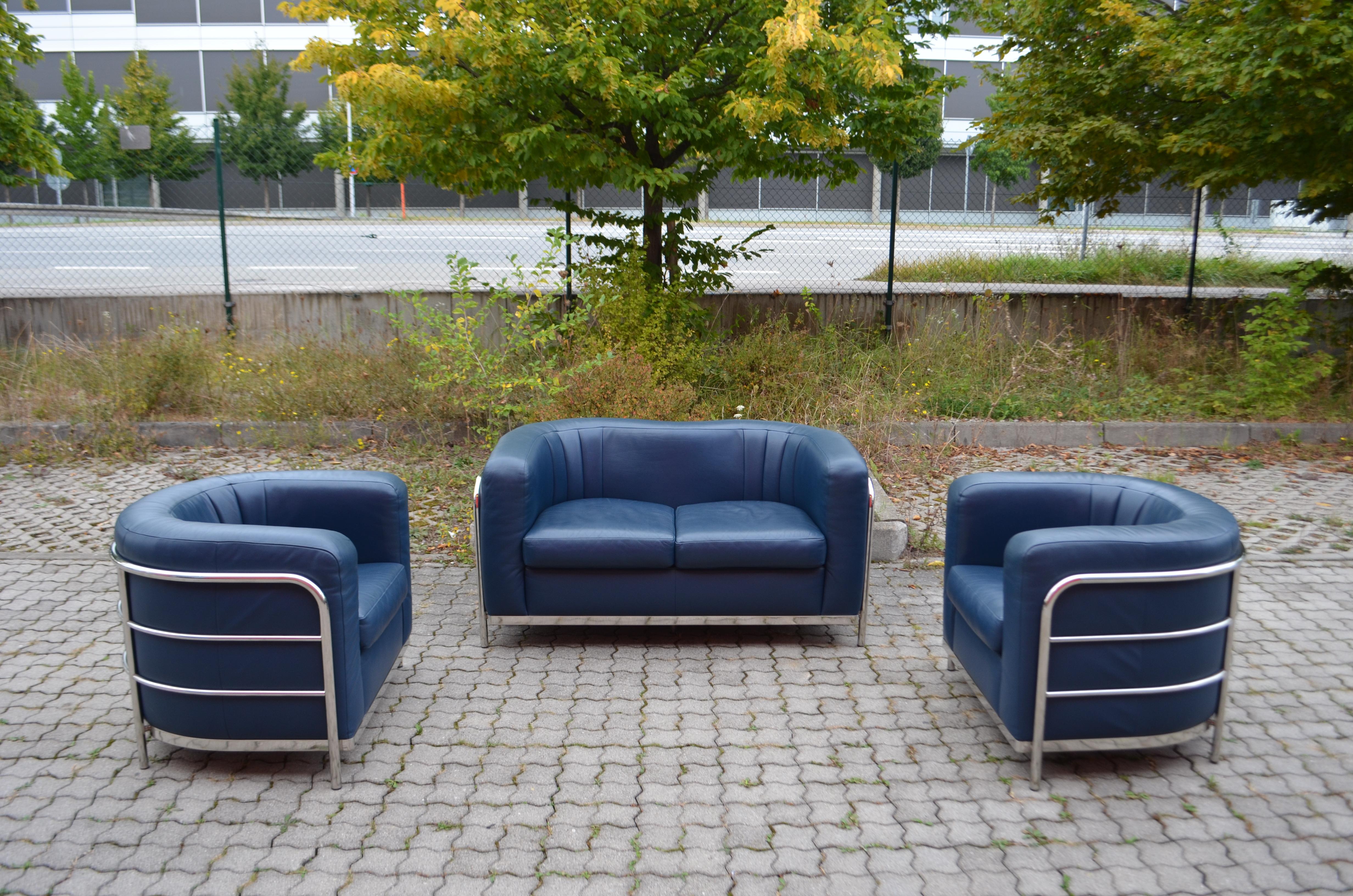 Zanotta Modell Onda. 
Design in 1985 from De Pas, D'Urbino, Lomazzi.
A italian Classic.
It consists a 2seater sofa and 2 armchairs in blue leather. Frame made in Chrom and tubular steel.
Best condition.

Measures:
Sofa 
Width 138 cm

Witdh