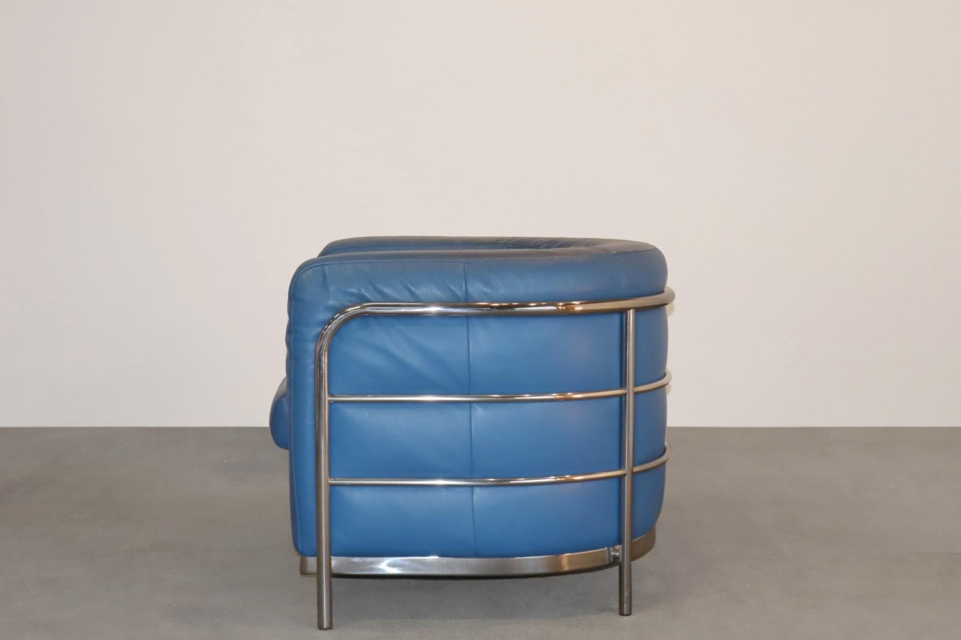 Zanotta Onda Pair of Armchairs in Blue Leather by De Pas, D'urbino In Good Condition For Sale In Grand Cayman, KY