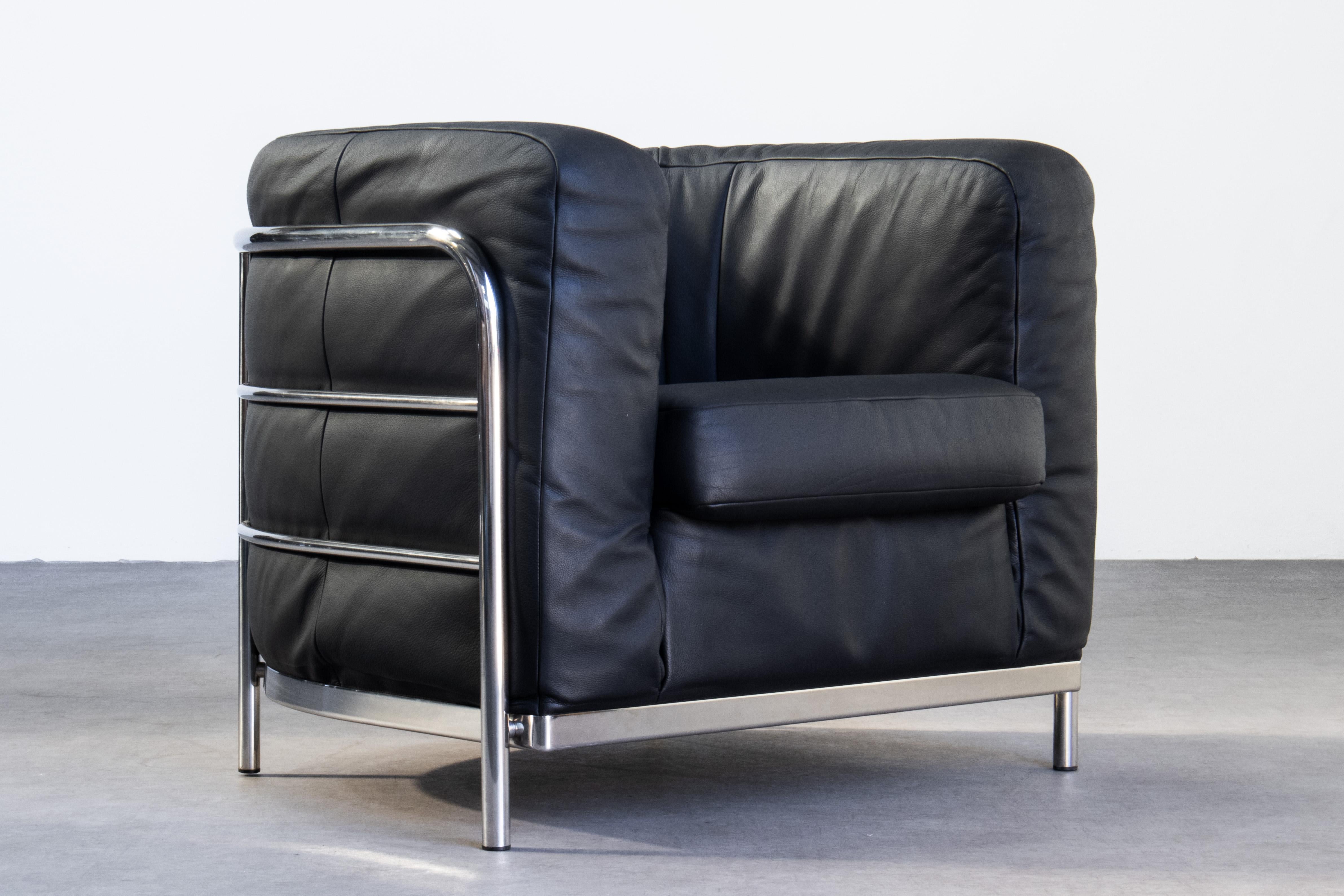 Zanotta Onda Pair of Armchairs in Matte Black Leather Chrome by De Pas, D'urbino In Good Condition For Sale In Grand Cayman, KY