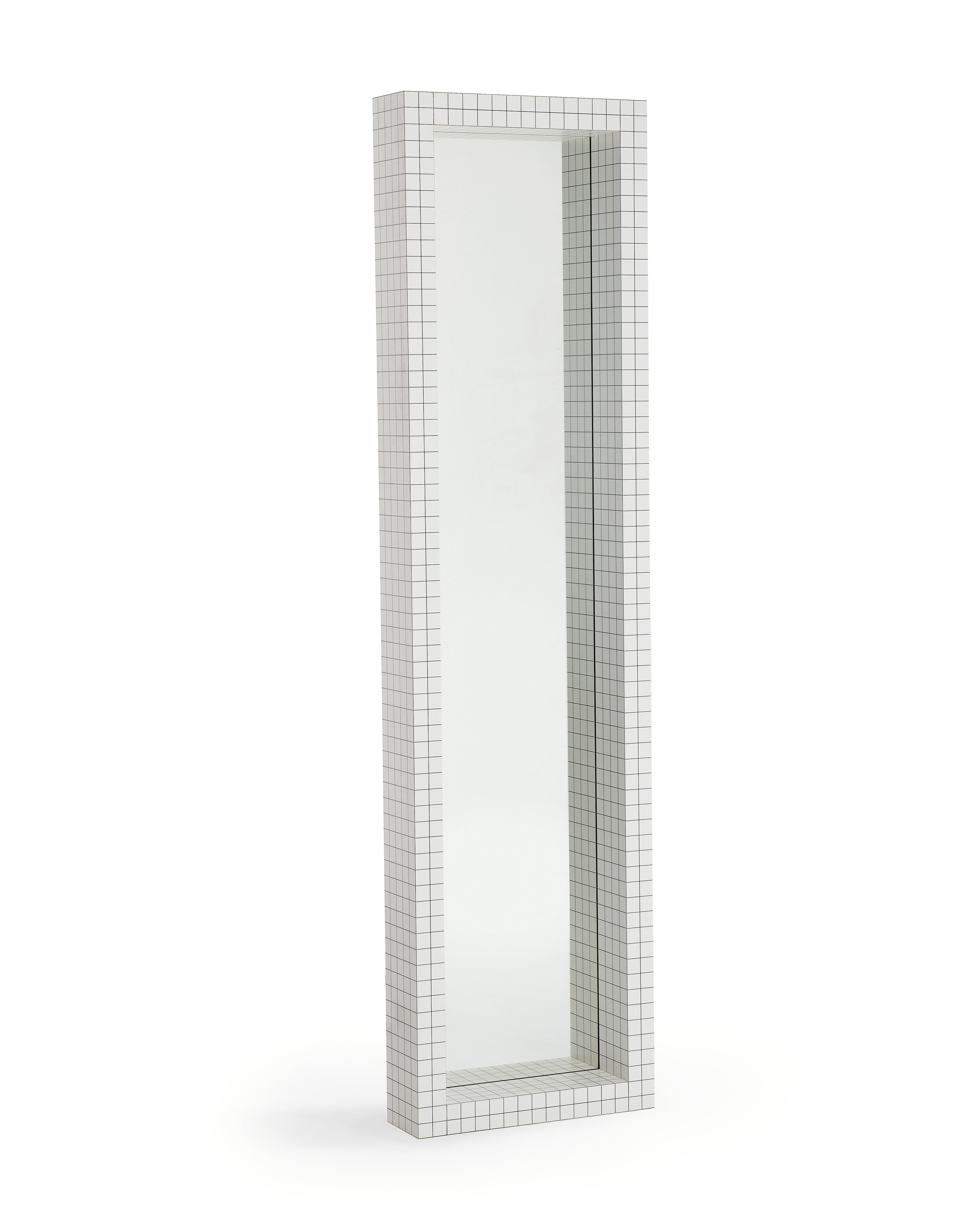 Le Quaderna Mirror s'inspire du module de sculpture 'Measuring Mirror' que les architectes du groupe ont utilisé pour étudier l'effet de la super surface continue et potentiellement infinie. Une plaque de verre de 5 mm d'épaisseur est contenue en
