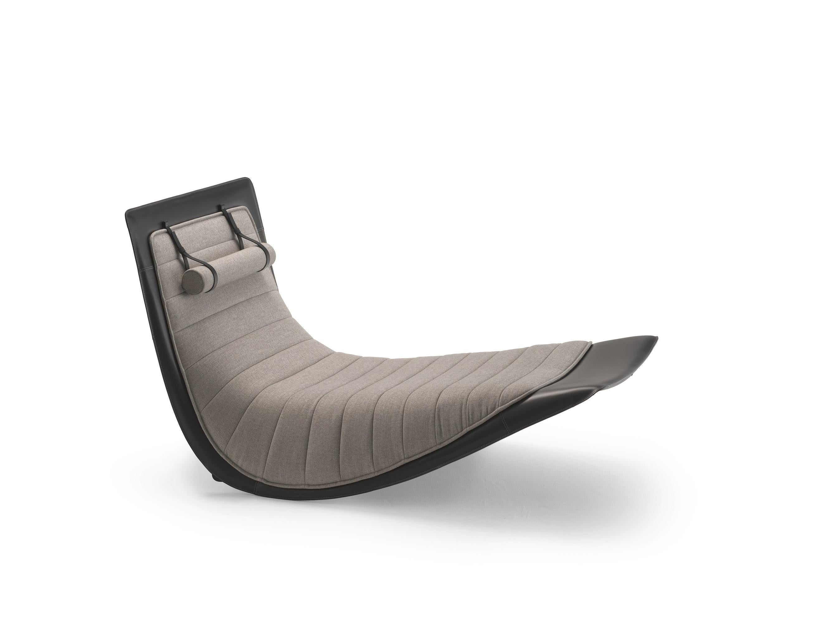 Zanotta Rider Tilting Chaise Longue in Grey Fabric by Ludovica+Roberto Palomba

Stiff polyurethane frame with upholstery in graduated polyurethane. Frame covered with cowhide 95. Removable topper
made of polyurethane/heat-bound polyester fibre,