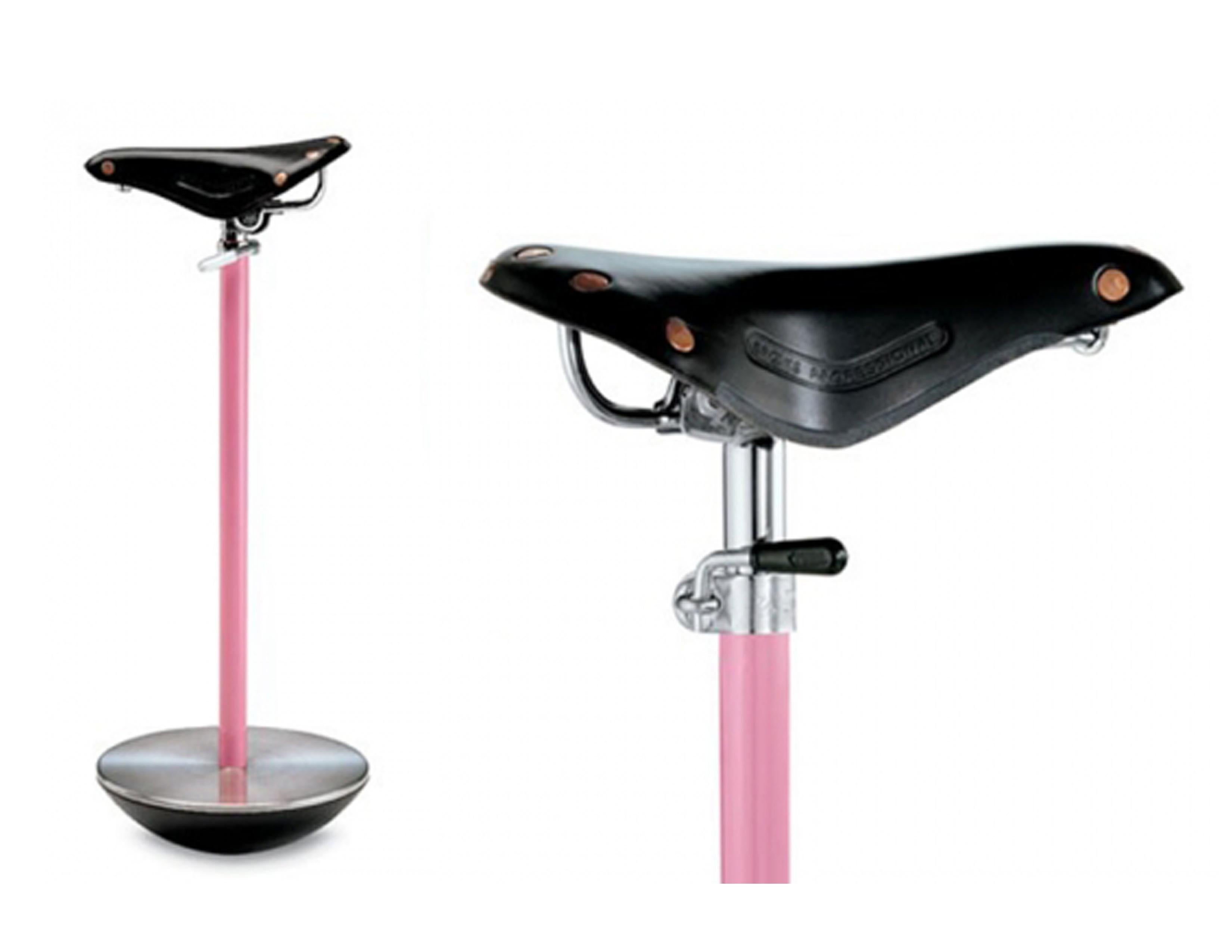 Sitz. Schwarzer Rennradsattel:: rosa lackierte Stahlsäule. Sockel aus Gusseisen. 
as Objekt wurde als 