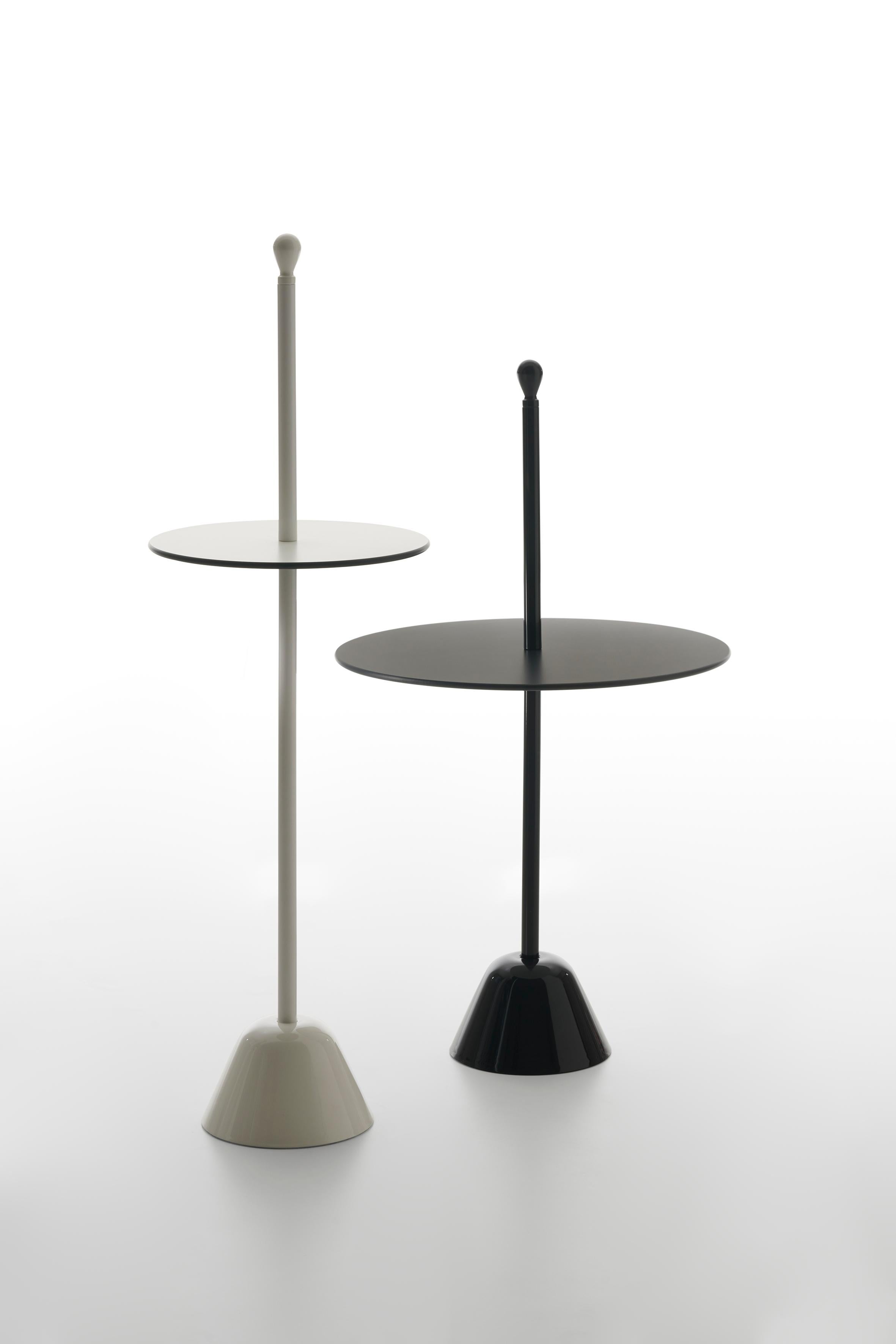 Zanotta Servomuto Low Table in White Top with Black Steel Frame by Achille Castiglioni

Base in polypropylene and steel rod painted, colour black, white or amaranth. Top in white/black, amaranth/ grey, terracotta/grey blue plastic