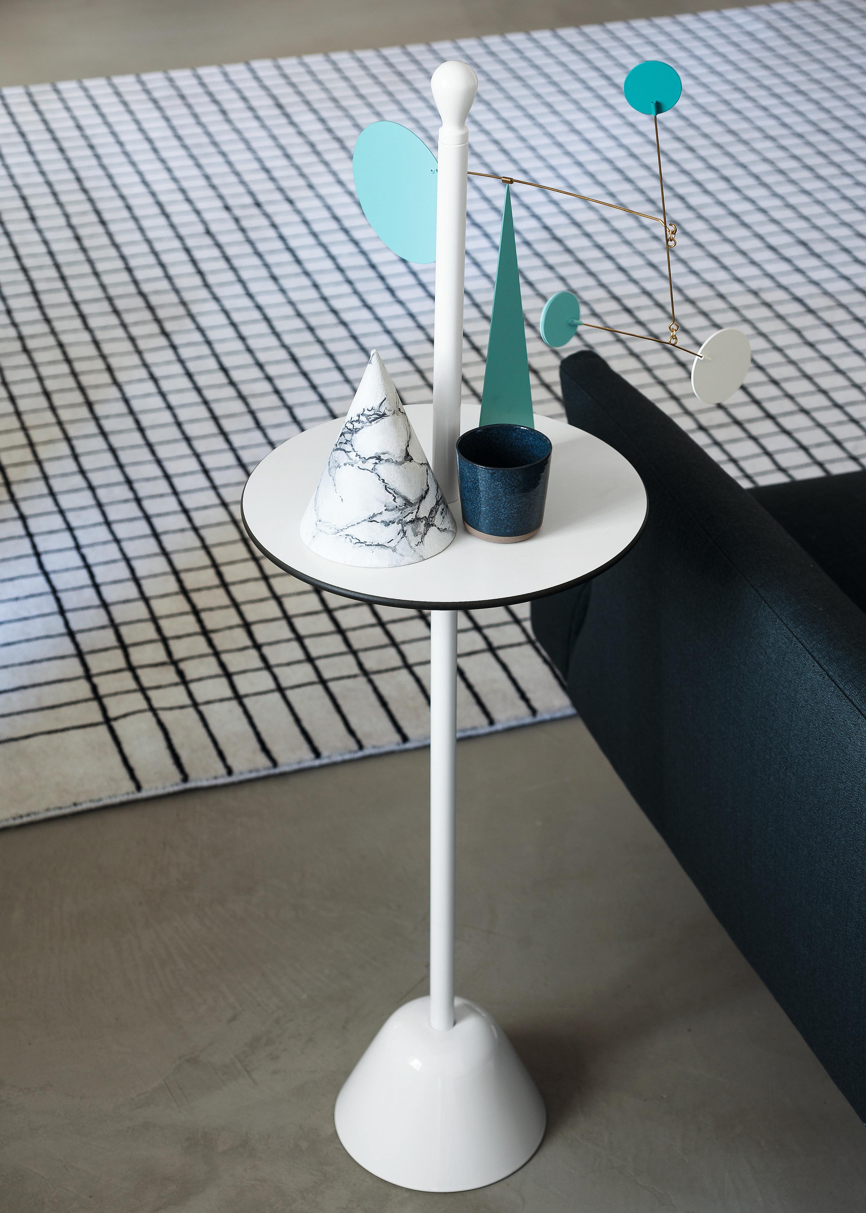 XXIe siècle et contemporain Table basse Zanotta Servomuto avec plateau blanc et cadre en acier noir en vente