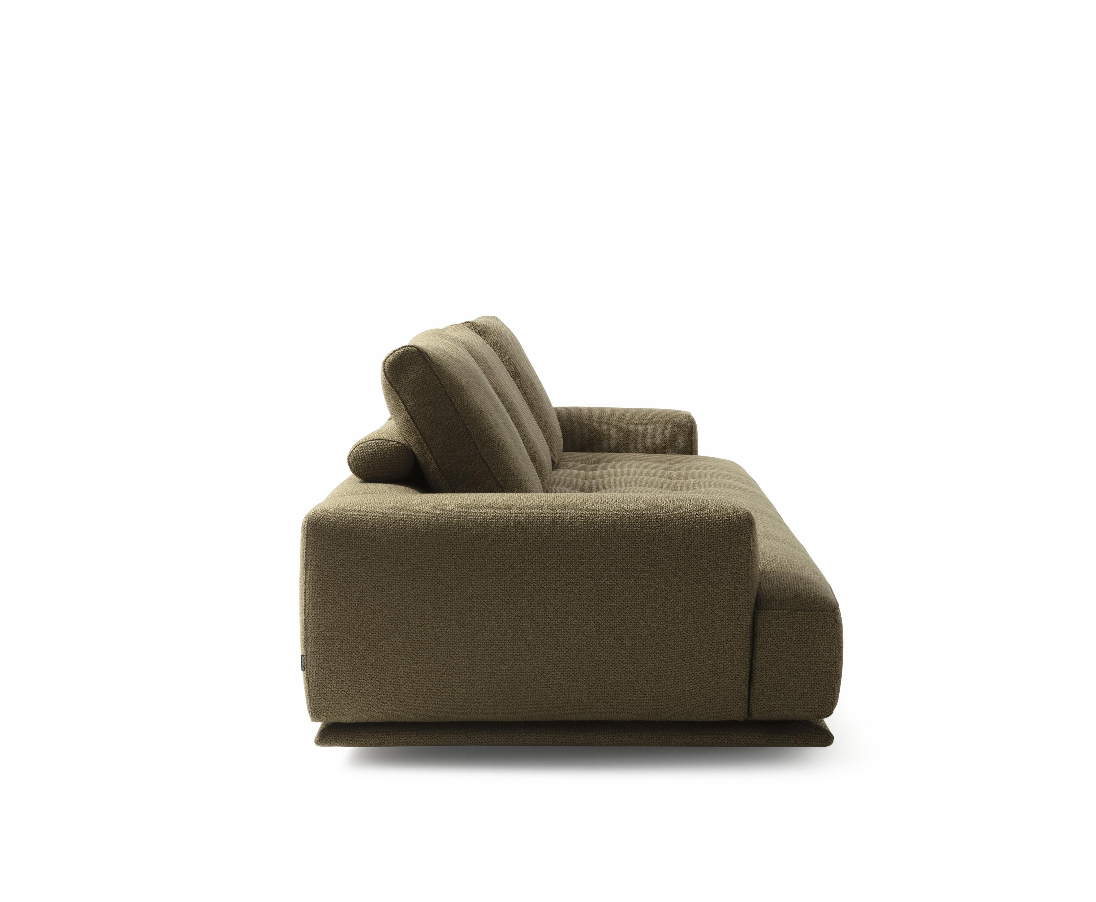 Canapé monobloc Zanotta Shiki avec base en bois de Damian Williamson

Base en bois recouverte du même tissu ou cuir que le canapé. Cadre en bois. Suspension par bandes élastiques. Le dossier et l'assise sont garnis de polyuréthane gradué et de