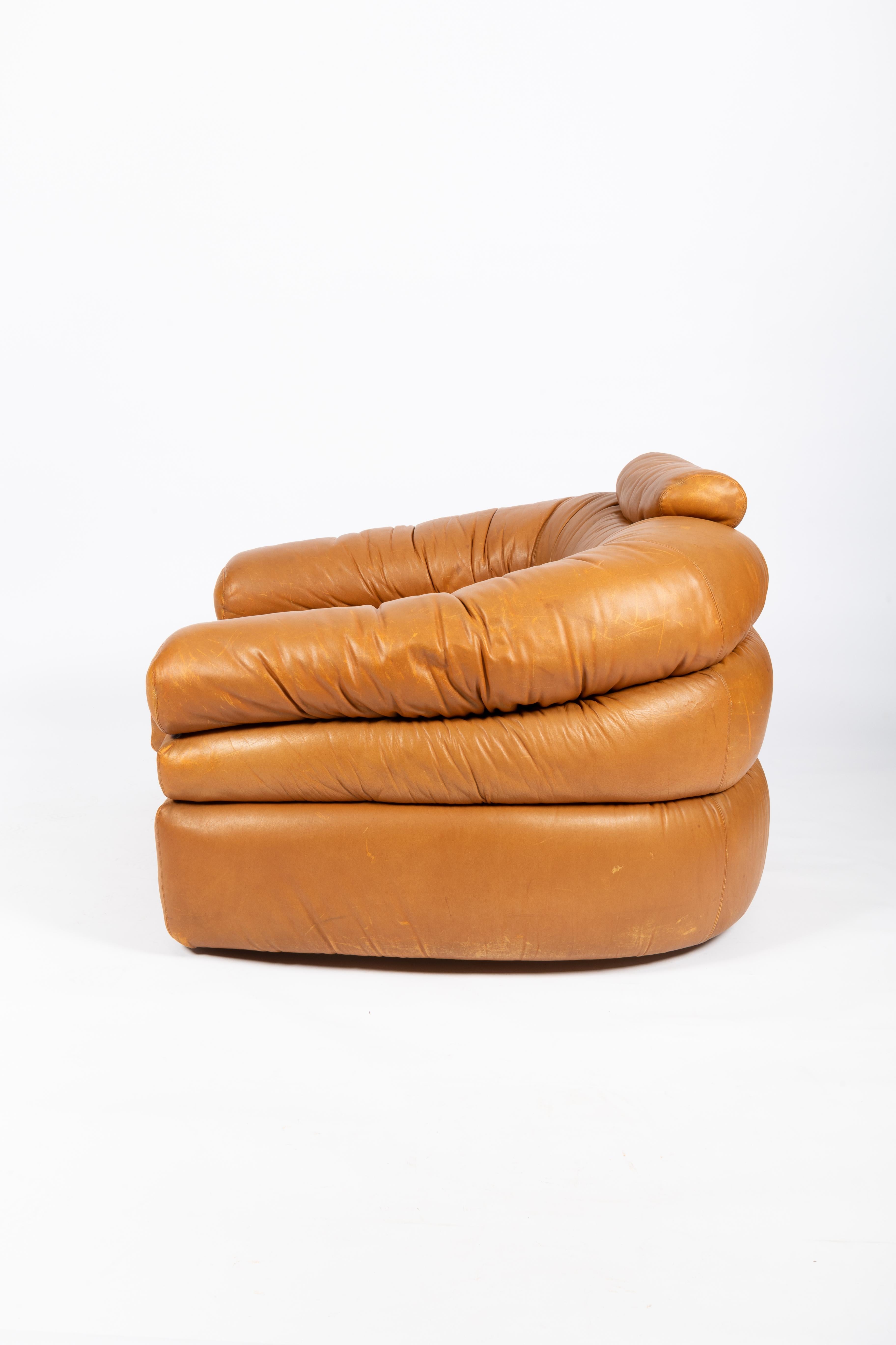 Zanotta 

1 club chair in cognac leather

early edition (probably 1st edition) of this iconic fauteuil

Marked and stamped on the bottom

This fauteuil has been professionally cleaned and treated to get back to his original colour.
Some marks and