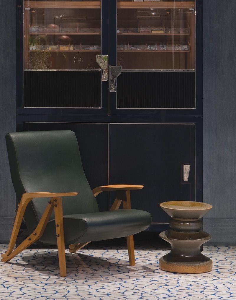 Table d'appoint. Cadre résistant au gel en grès fin porcelainé avec une double couche d'épaisseur contrôlée appliquée à la main et cuite à 1250°C avec un cycle de traitement de 36 heures, couleur vert-jaune.