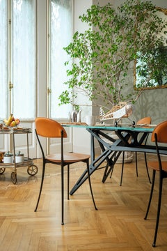 Silla Zanotta Tonietta de polipropileno con estructura de aluminio negro de Enzo Mari