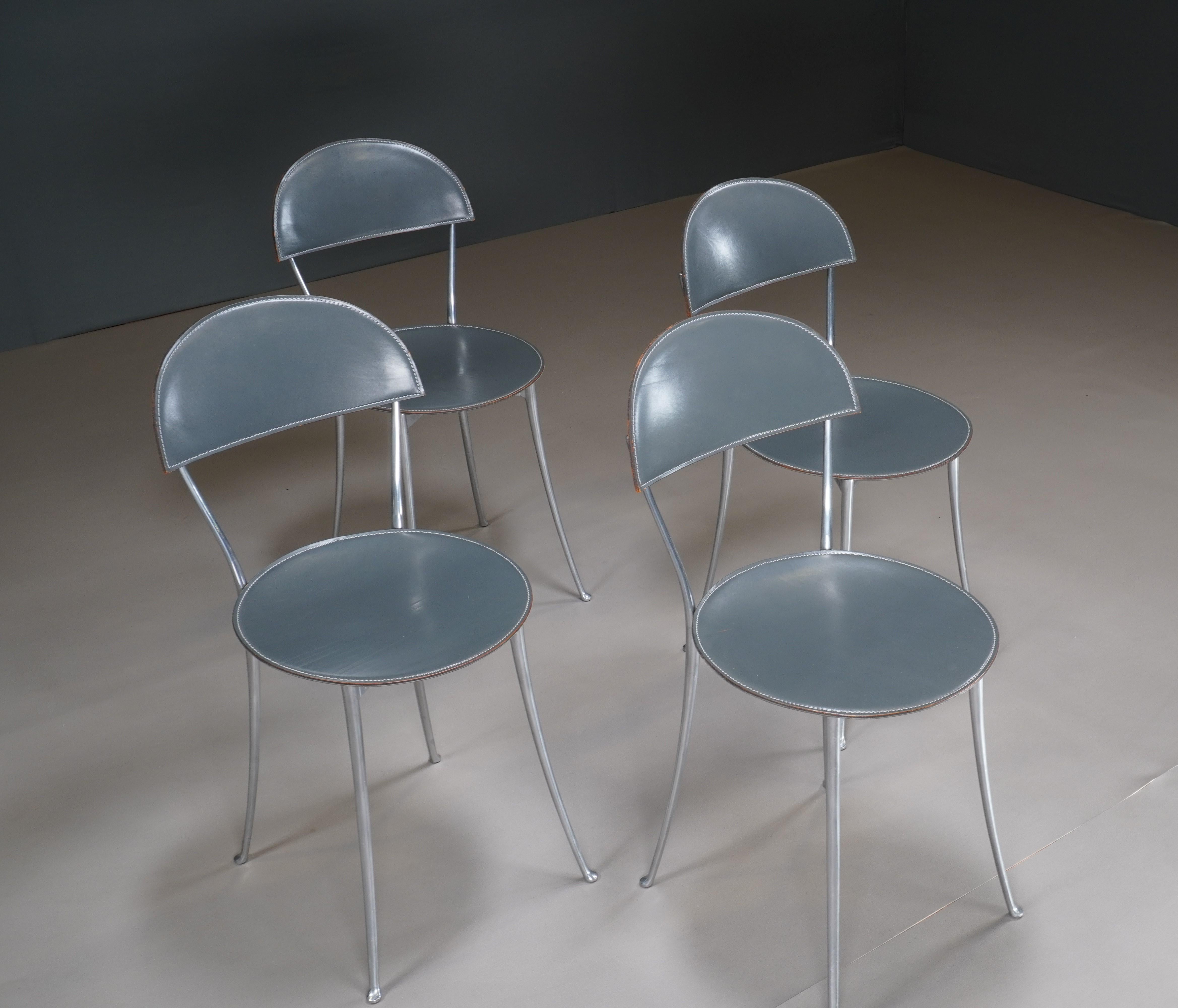 Las Sillas Zanotta Tonietta de Enzo Mari son una exquisita mezcla de elegancia minimalista y robusta funcionalidad. Este juego de cuatro sillas está fabricado con precisión, con elegantes armazones de aluminio anodizado que prometen durabilidad sin