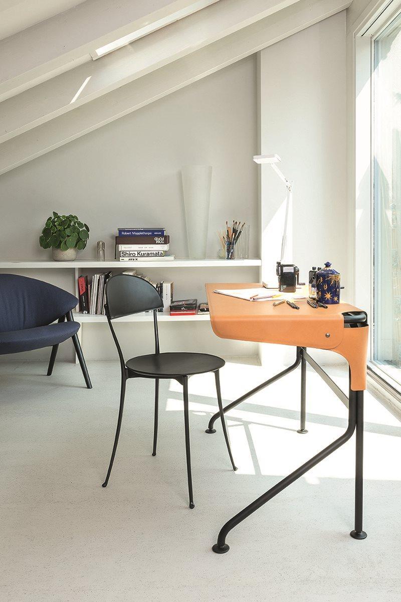 Writing desk. Matt black varnished steel frame. Top covered with cowhide pigmentato 90. 
Essential and authentic, almost 
