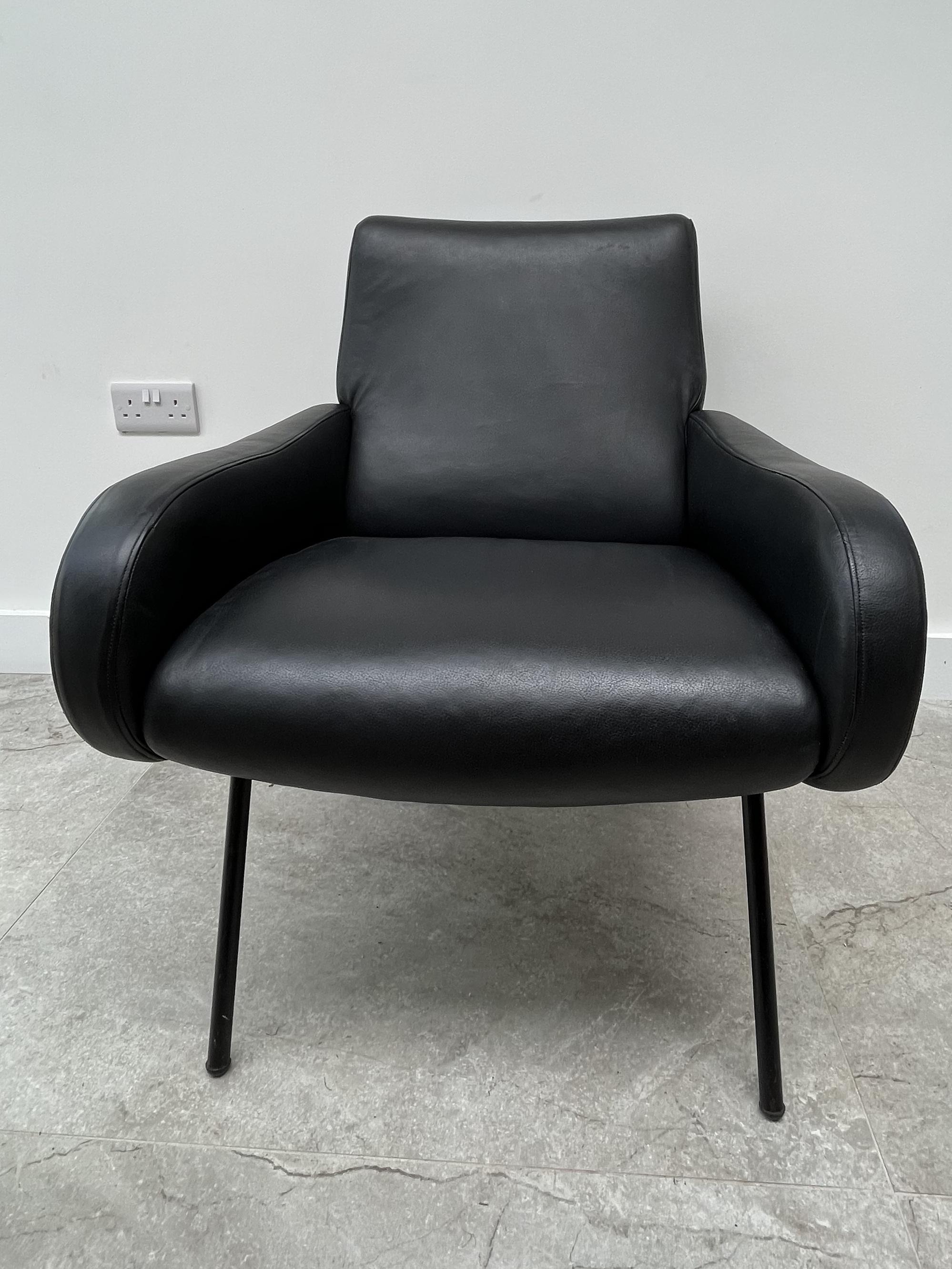 Originally designed by Marco Zanuso in 1951 for Arflex, France.

The chair is in very good condition with the black leather upholstery showing only light wear. The legs have some oxidation and scuffing to the black finish.

The chair retains