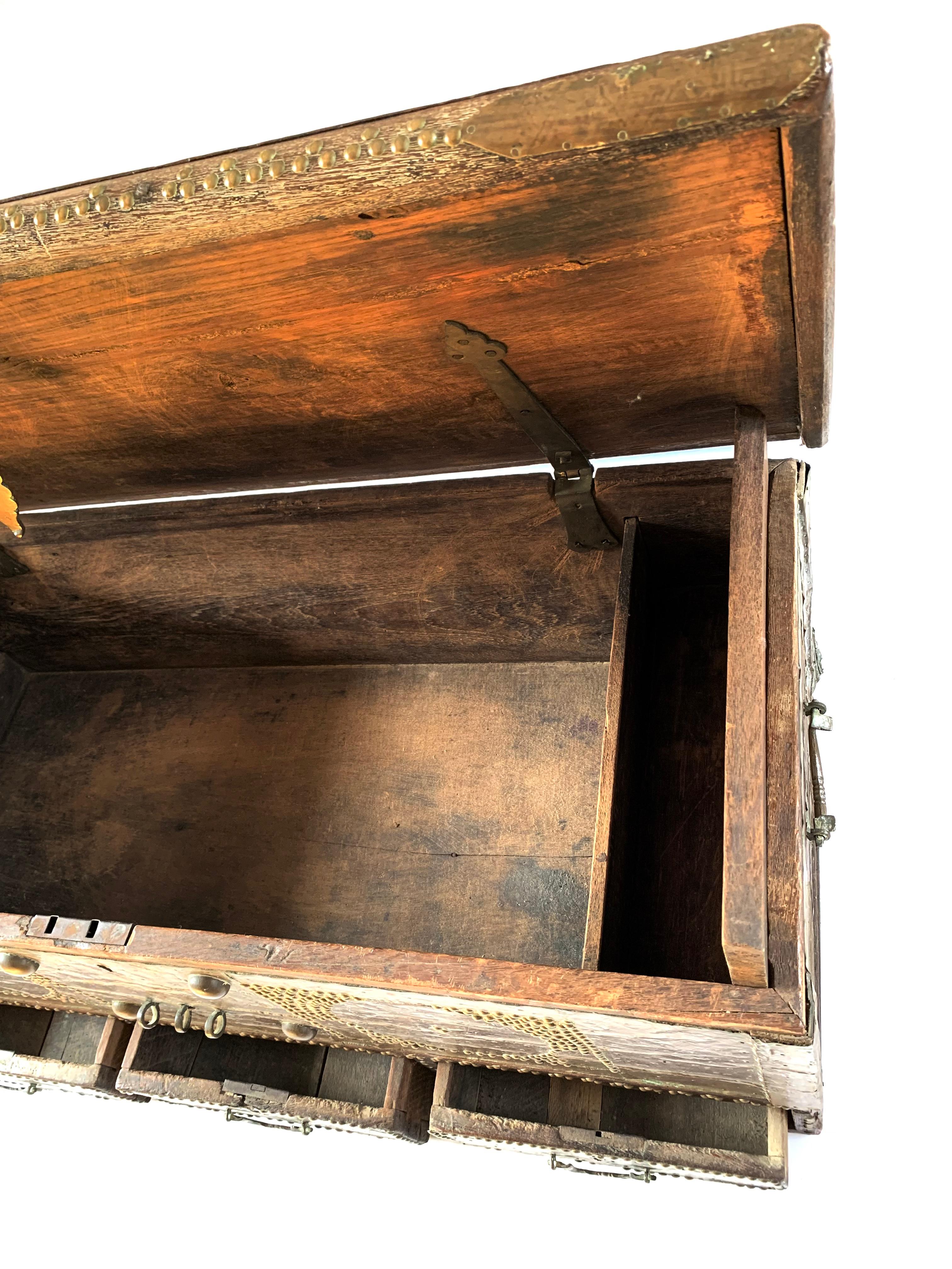 Eine seltene Sansibar-Truhe aus der Mitte des 19. Jahrhunderts, ausgestattet mit Bronzeblech und Messingnieten in einem atemberaubenden Design auf der Vorderseite, den Seiten und der Oberseite. Mitgifttruhen haben eine gut dokumentierte Geschichte