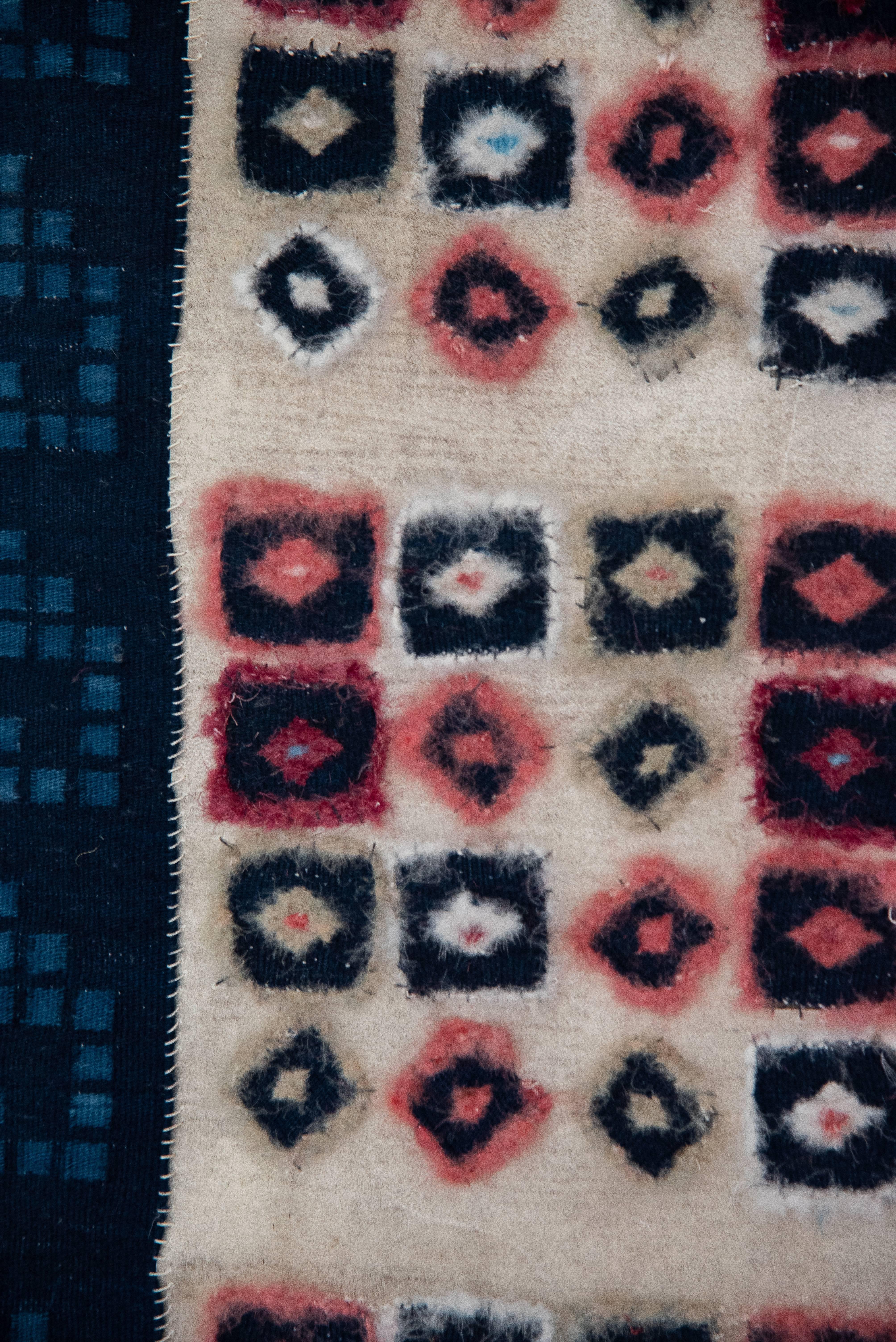 Zapotec handgewebter natürlich gefärbter Hängefederteppich, hergestellt in Oaxaca, Mexiko  (Stammeskunst) im Angebot
