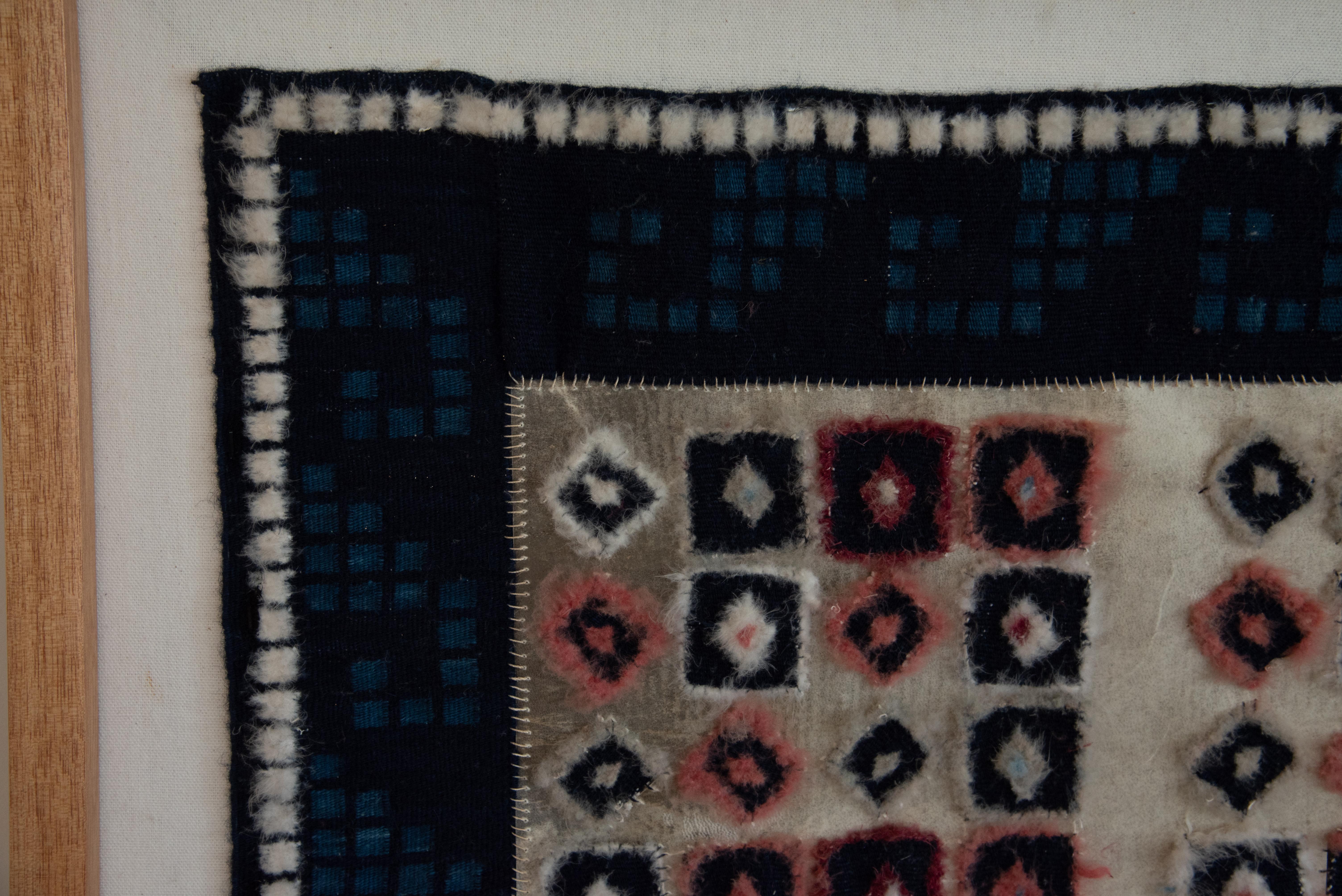 Alfombra Zapoteca Tejida a Mano con Plumas Colgantes Teñidas Naturalmente Hecha en Oaxaca México Tribal en venta
