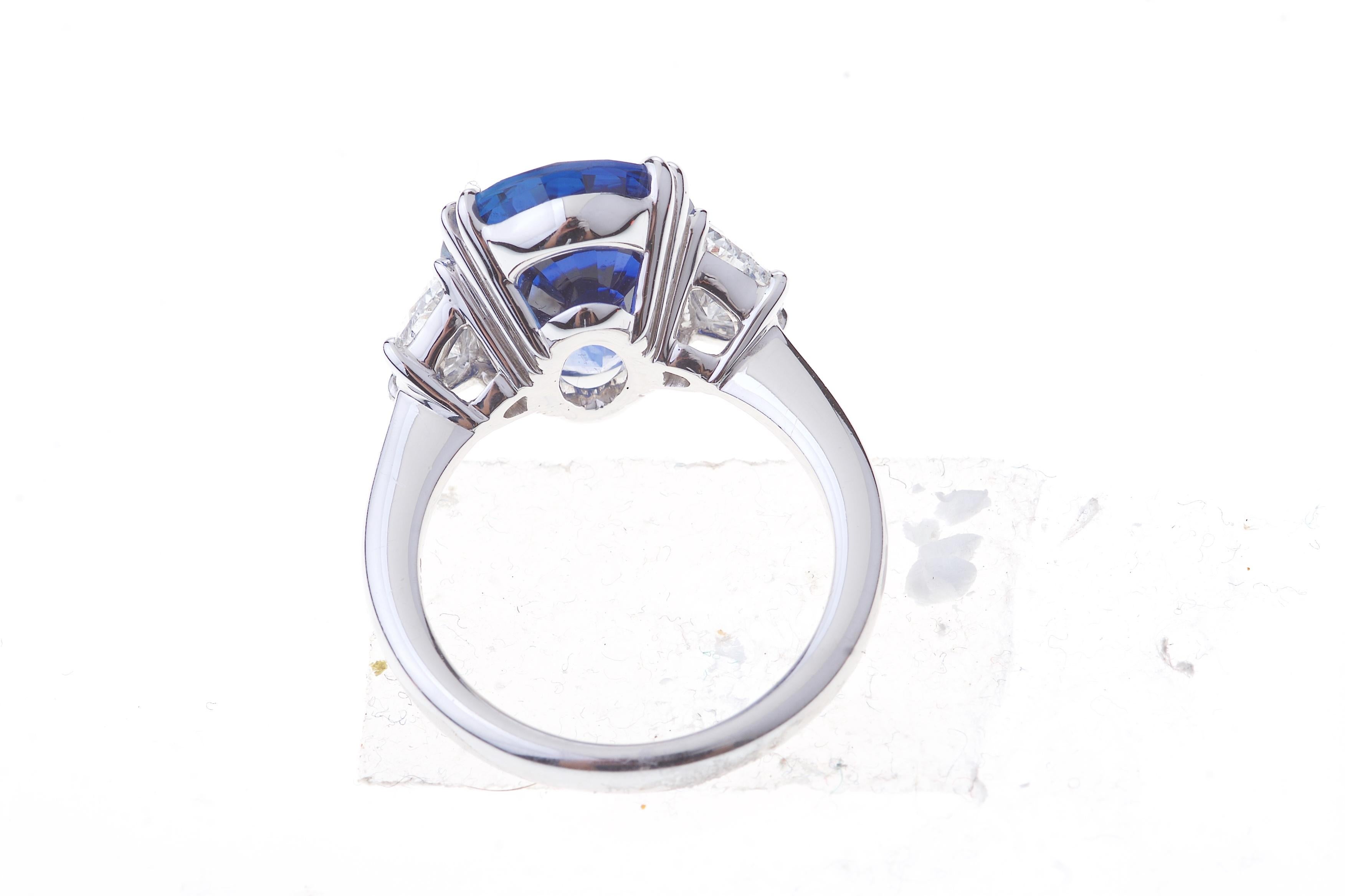 Contemporary Sapphire Ring White Gold with Diamonds, with Certificate For Sale