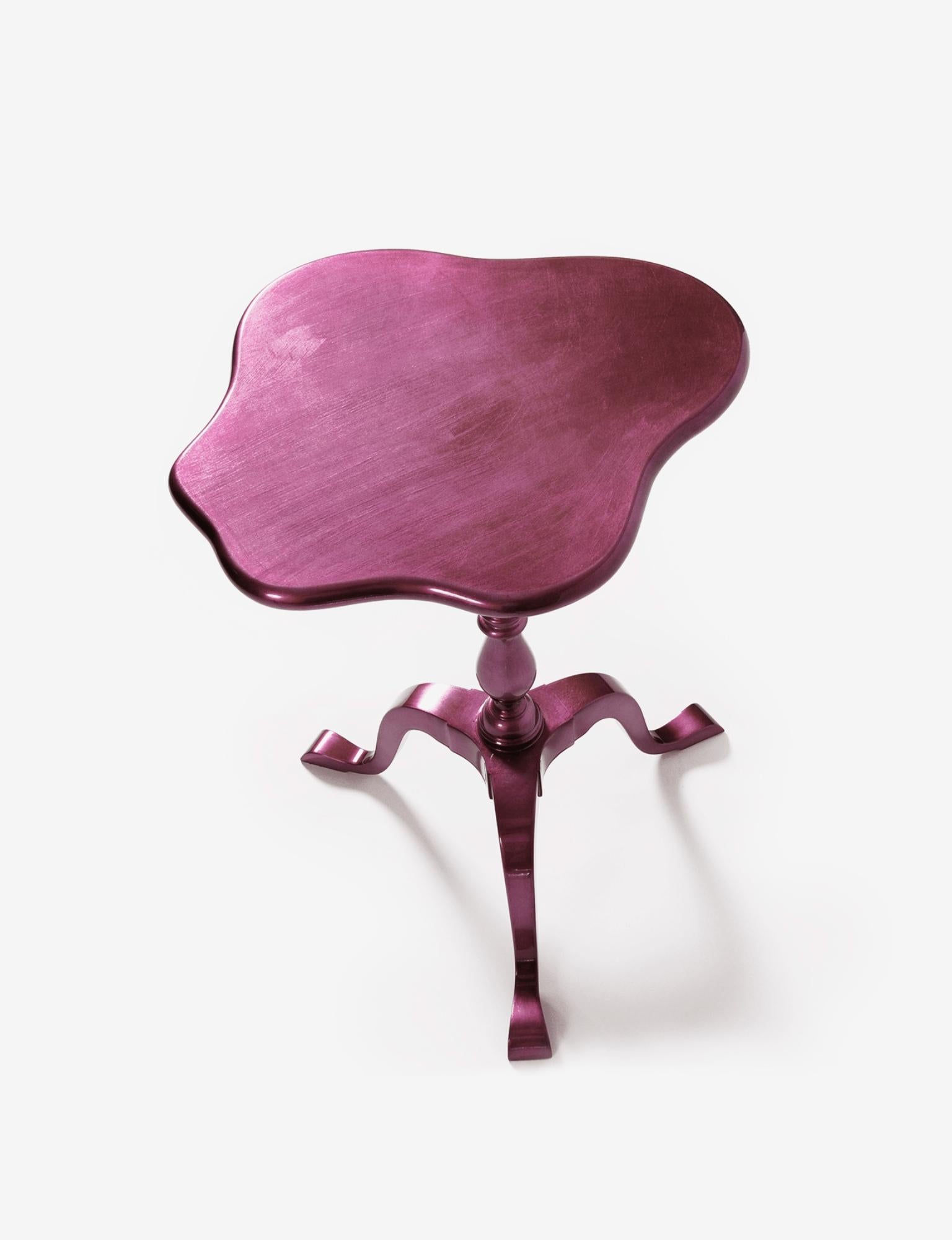 Boca do Lobo propose également un choix varié de tables colorées pour votre salon ou votre chambre à coucher. La silhouette classique et les détails fluides de la table d'appoint Zaragoça sont disponibles en couleur translucide vernie haute