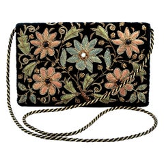 Sac à bandoulière en velours noir brodé de fleurs Zardozi circa 1950s