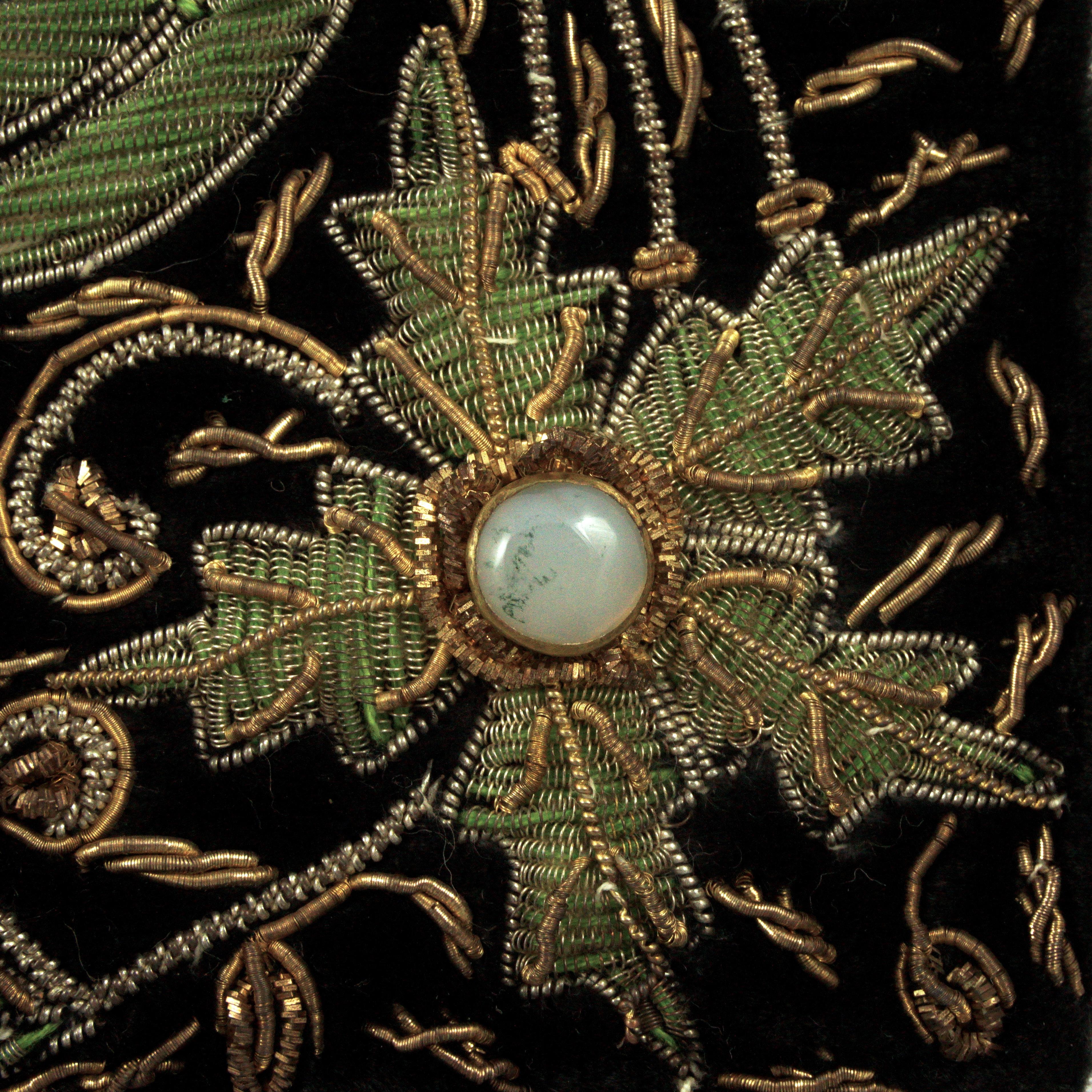 Zardozi Floral Embroidered Velvet Handbag circa 1950s In Good Condition In London, GB