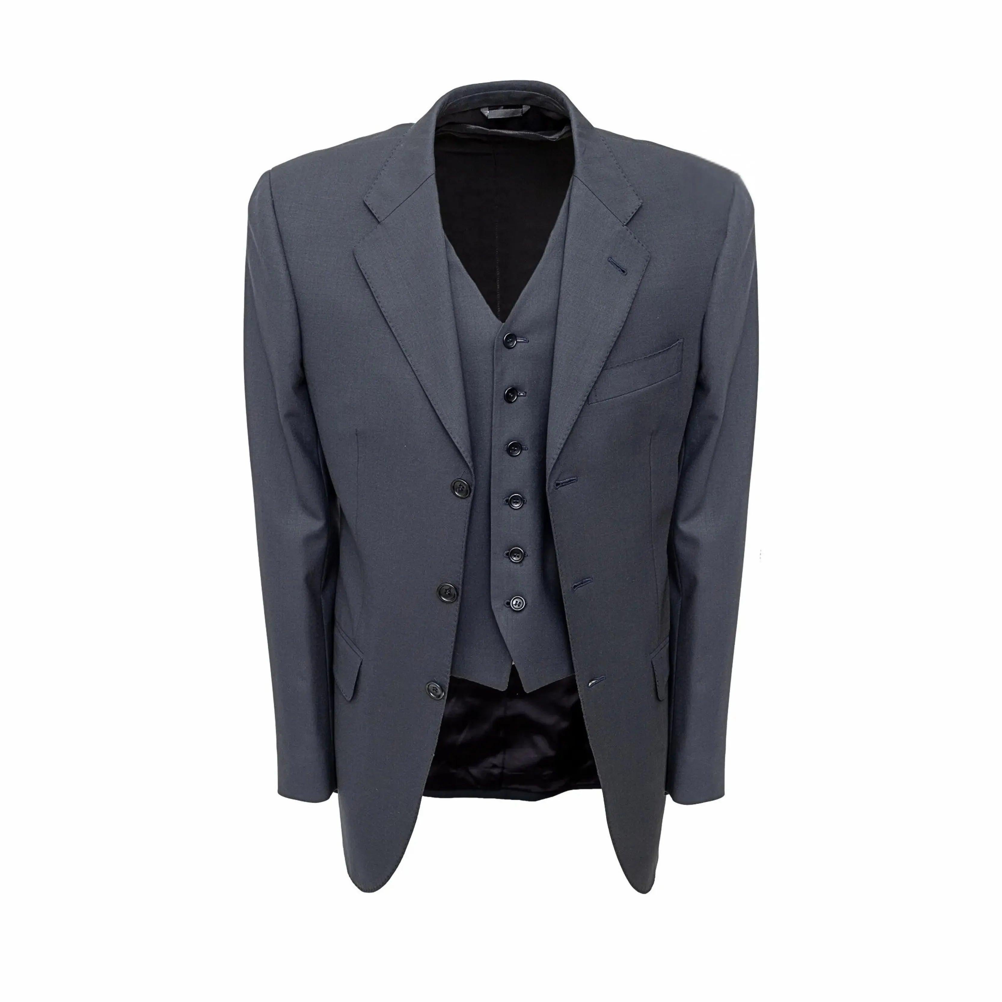 Abito sartoriale di colore grigio scuro, realizzato al 100% in lana. Giacca classica a 3 bottoni abbinata a pantaloni sartoriali e gilet coordinato. 
 Osservazioni: La taglia dei pantaloni è IT 44. 
 Materiale: 100% lana 
 Misure: Gilet