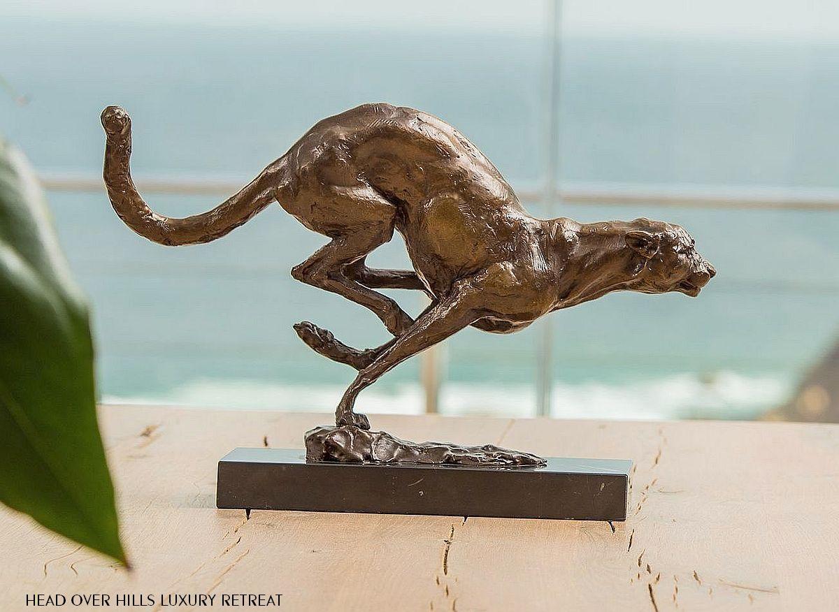 Bronze cheetah hunting sculpture - Naturalistic Sculpture by Zawadi