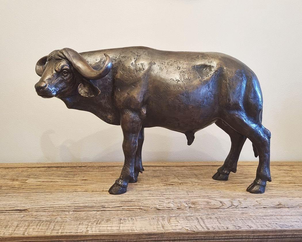 Bronzeskulptur aus Buffalo – Sculpture von Zawadi