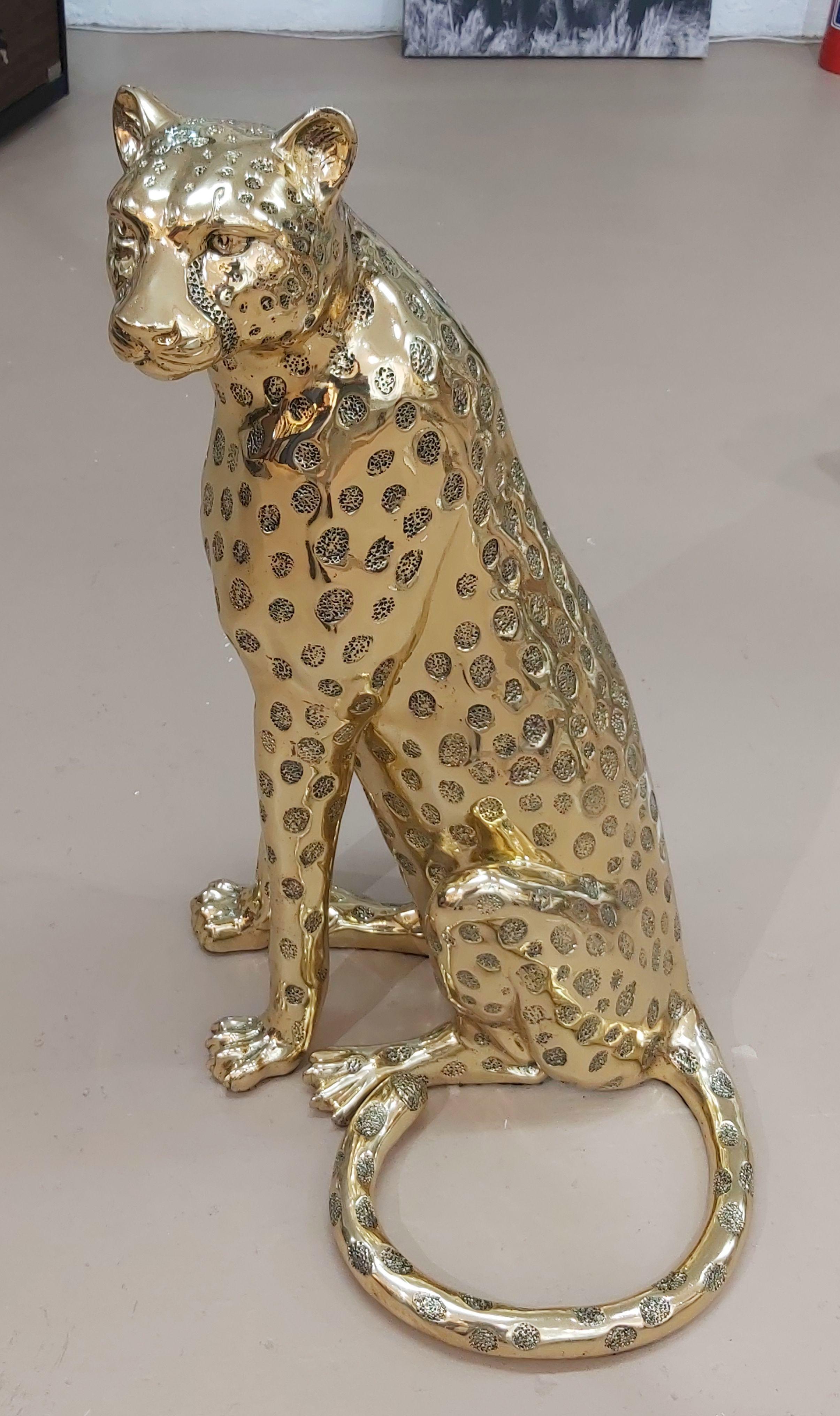 Dieser goldene Gepard ist ein Statement für anspruchsvolle Käufer, das ein hohes Maß an Raffinesse und Attraktivität für das ideale Zuhause bietet. Die Skulptur wird in Bronze gegossen und anschließend vergoldet. Für den Guss wurde die Technik des
