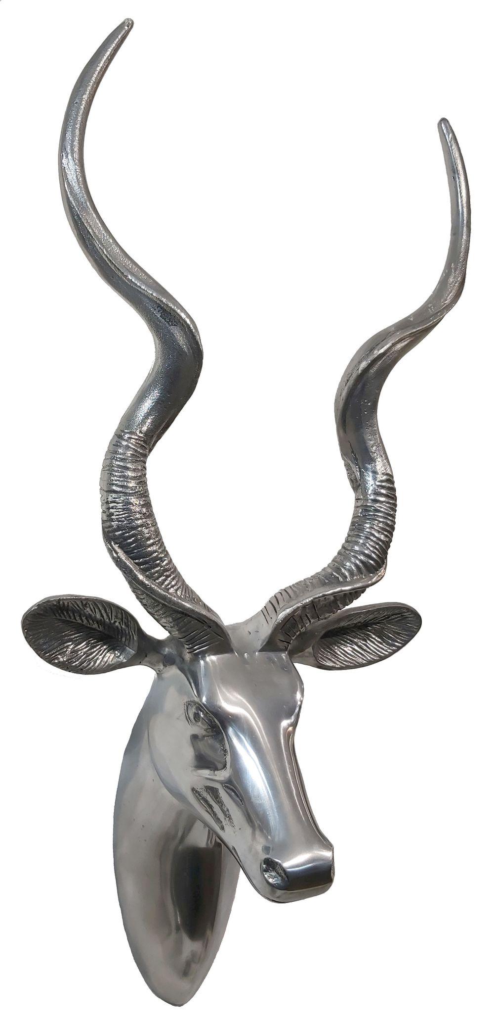 Testa di kudu in alluminio massiccio. Nonostante le grandi dimensioni, i kudu sono abili saltatori. Sono agilissimi e possono saltare facilmente un'altezza di 2 metri; quando sono stressati sono noti per saltare fino a 3,5 metri!
