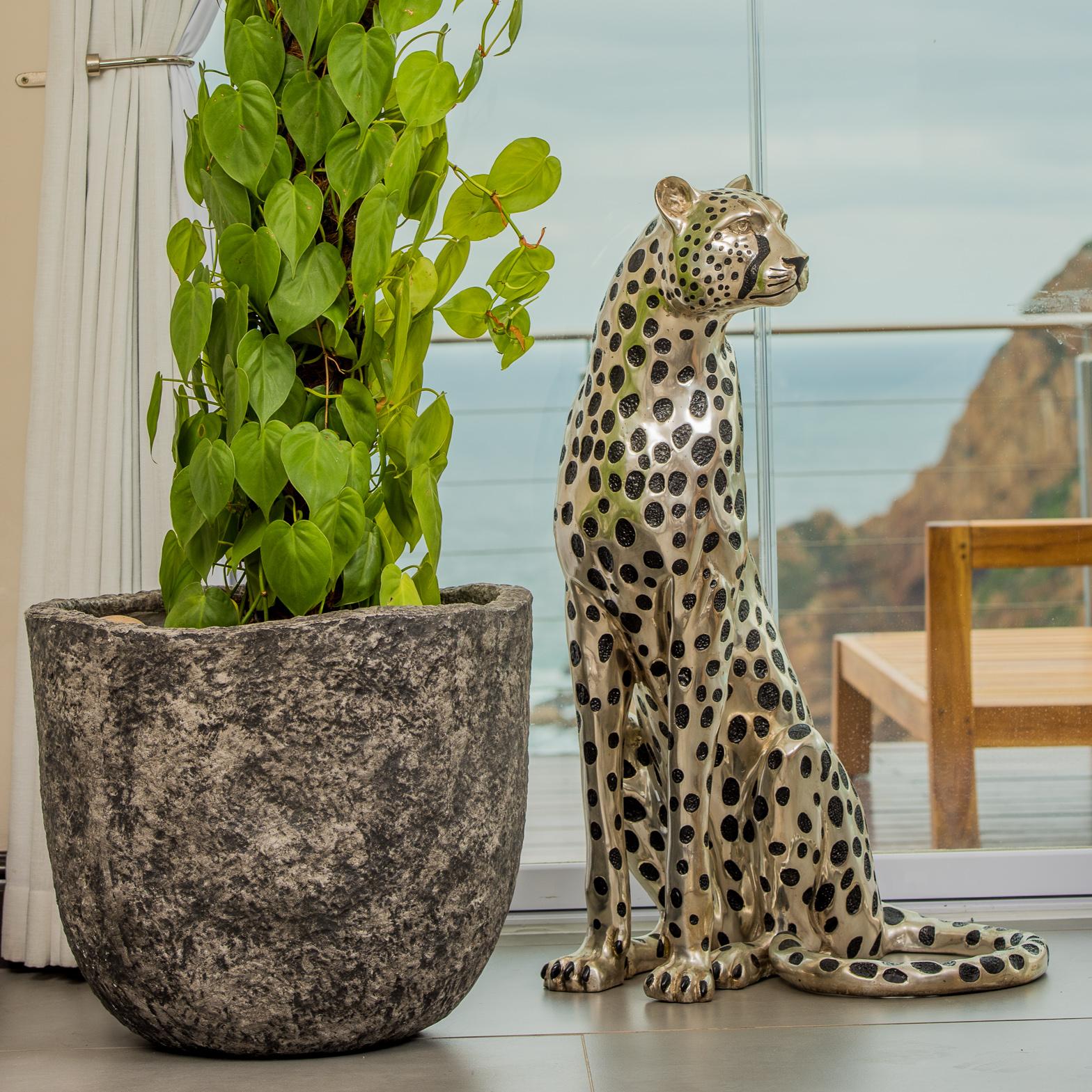 Este espléndido guepardo macho utiliza su excepcional vista para escudriñar la sabana. Siempre alerta y al acecho de la presa o del enemigo. Al ser de tamaño natural, creará un elemento decorativo excepcional y se convertirá en el centro de atención