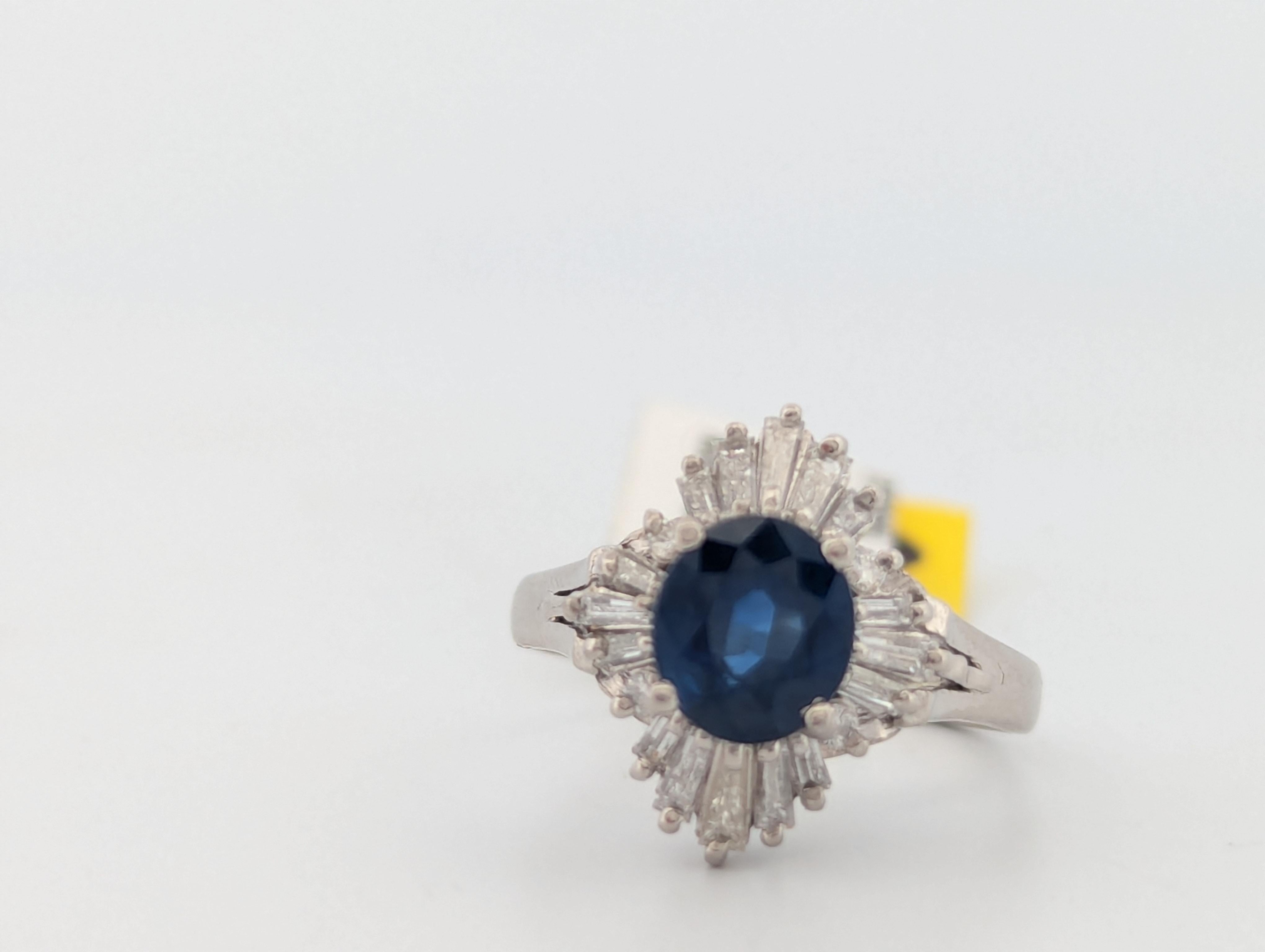 Cette exquise bague en platine est ornée d'un saphir bleu royal de 1,57 carat, certifié par l'AIG, taillé en ovale facetté et complété par des diamants éblouissants de 0,59 carat. Pièce intemporelle et luxueuse, cette bague est parfaite pour les