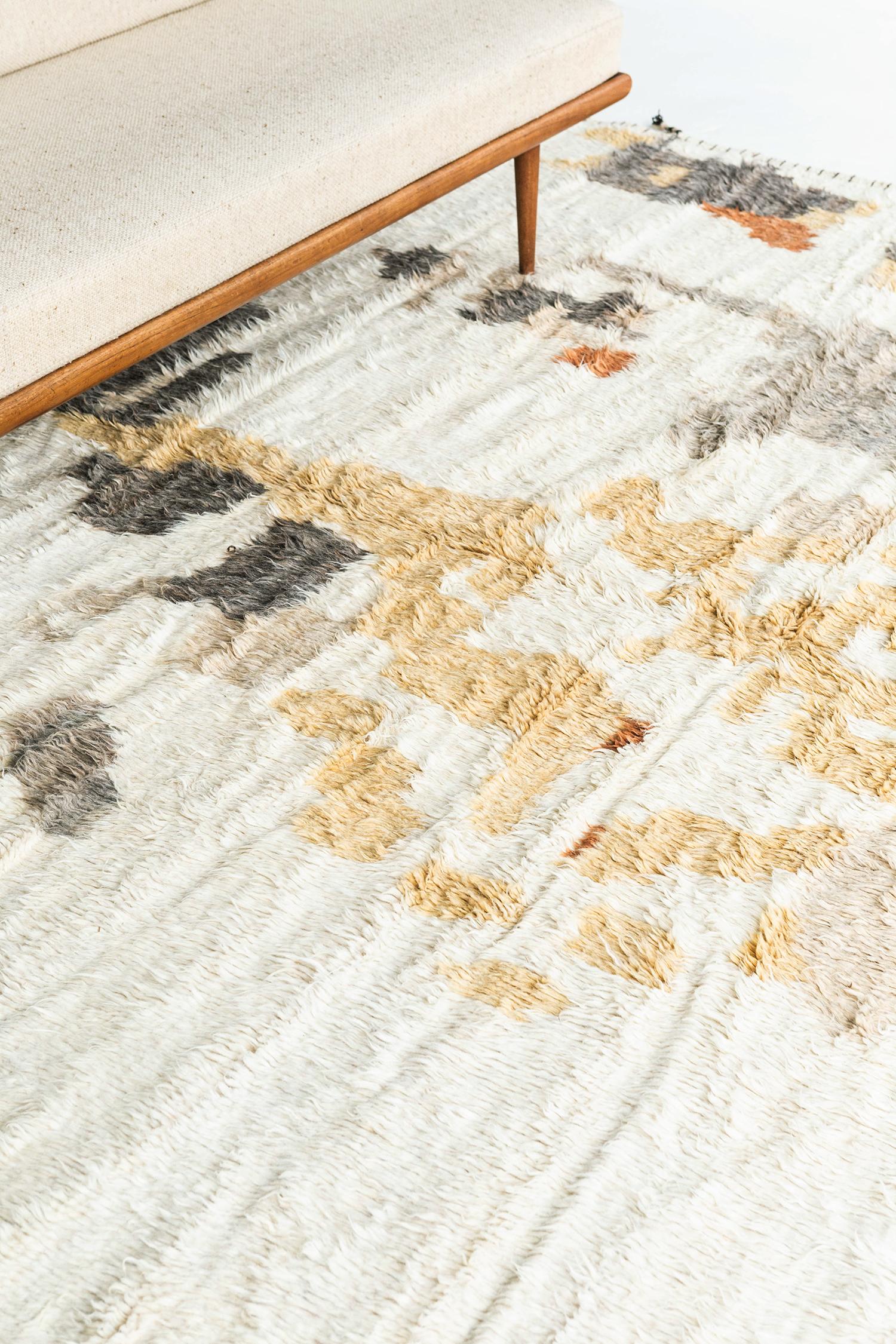 Zazate' est fabriqué en laine luxueuse et est composé d'éléments de design intemporels. Son tissage de tons naturels de terre avec du jaune doré et des éléments de conception uniques est ce qui rend la collection Atlas si unique et recherchée. La
