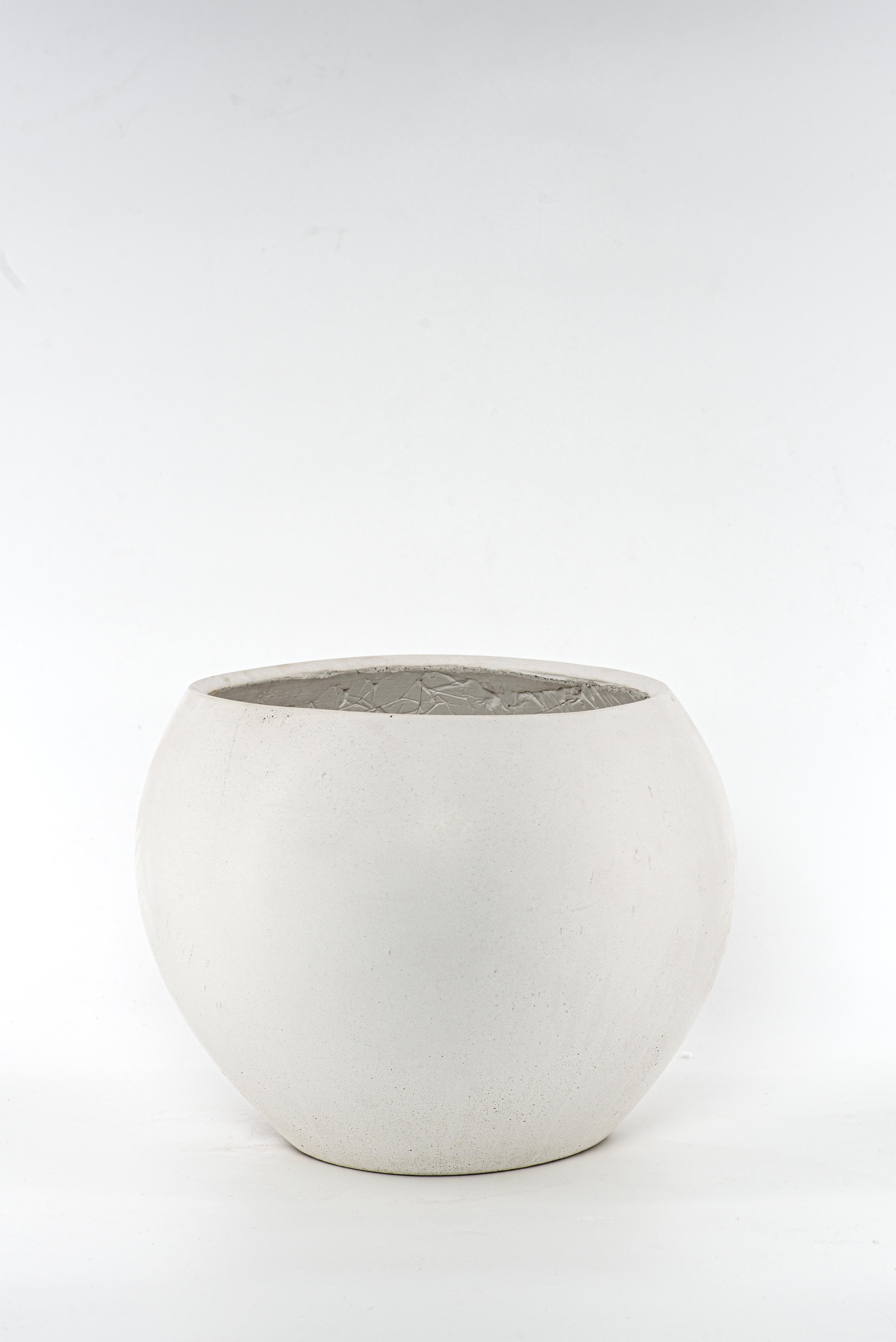 The Zazen line combines organic shapes with the texture of concrete, giving life to a family of four highly recognizable vases.
Each vase is produced from a monolithic concrete casting. The design of Zazen makes it possible to reduce thickness to a