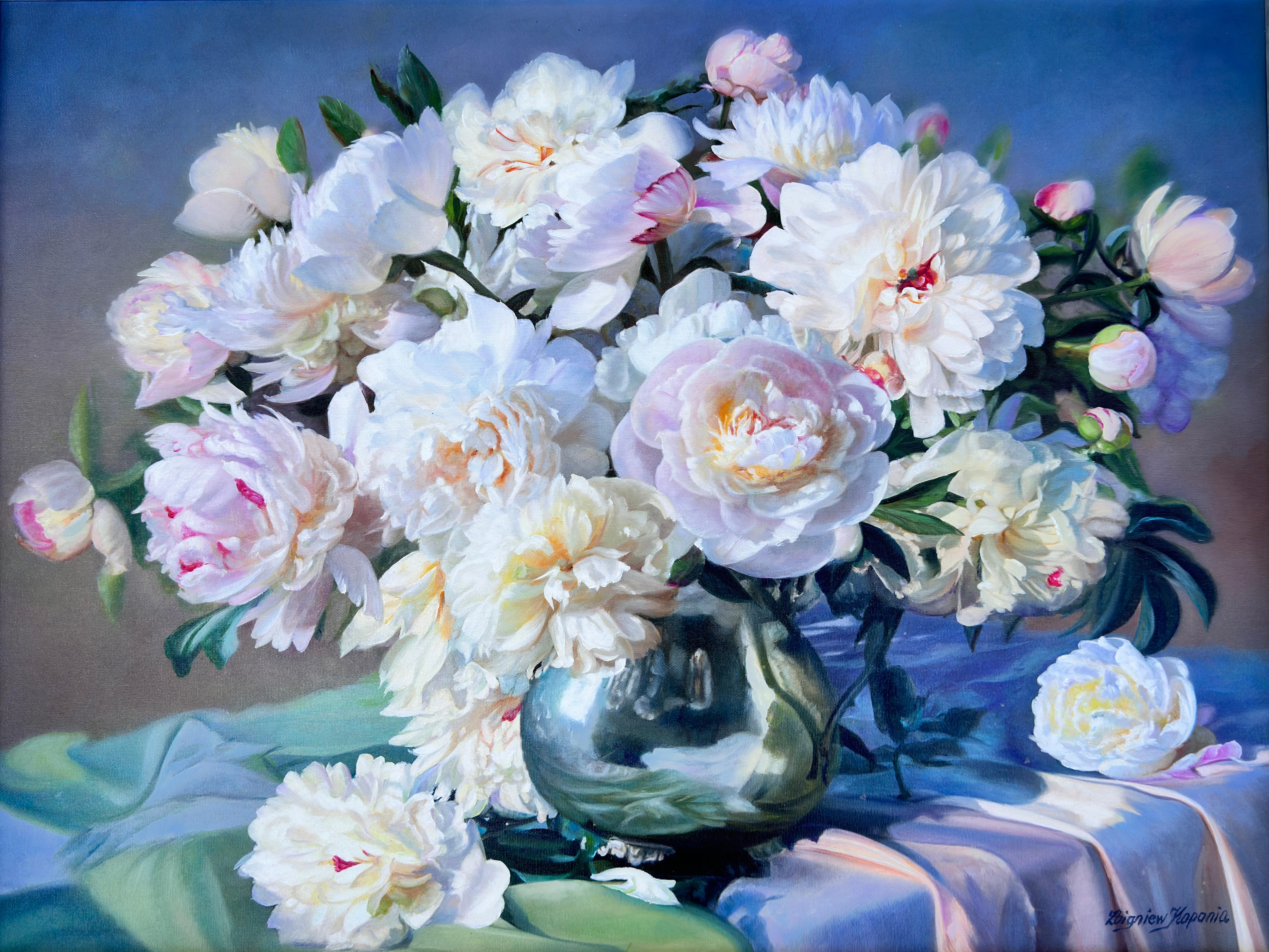 Peonías En Un Jarrón De Plata Naturaleza Muerta - Painting de Zbigniew Kopania