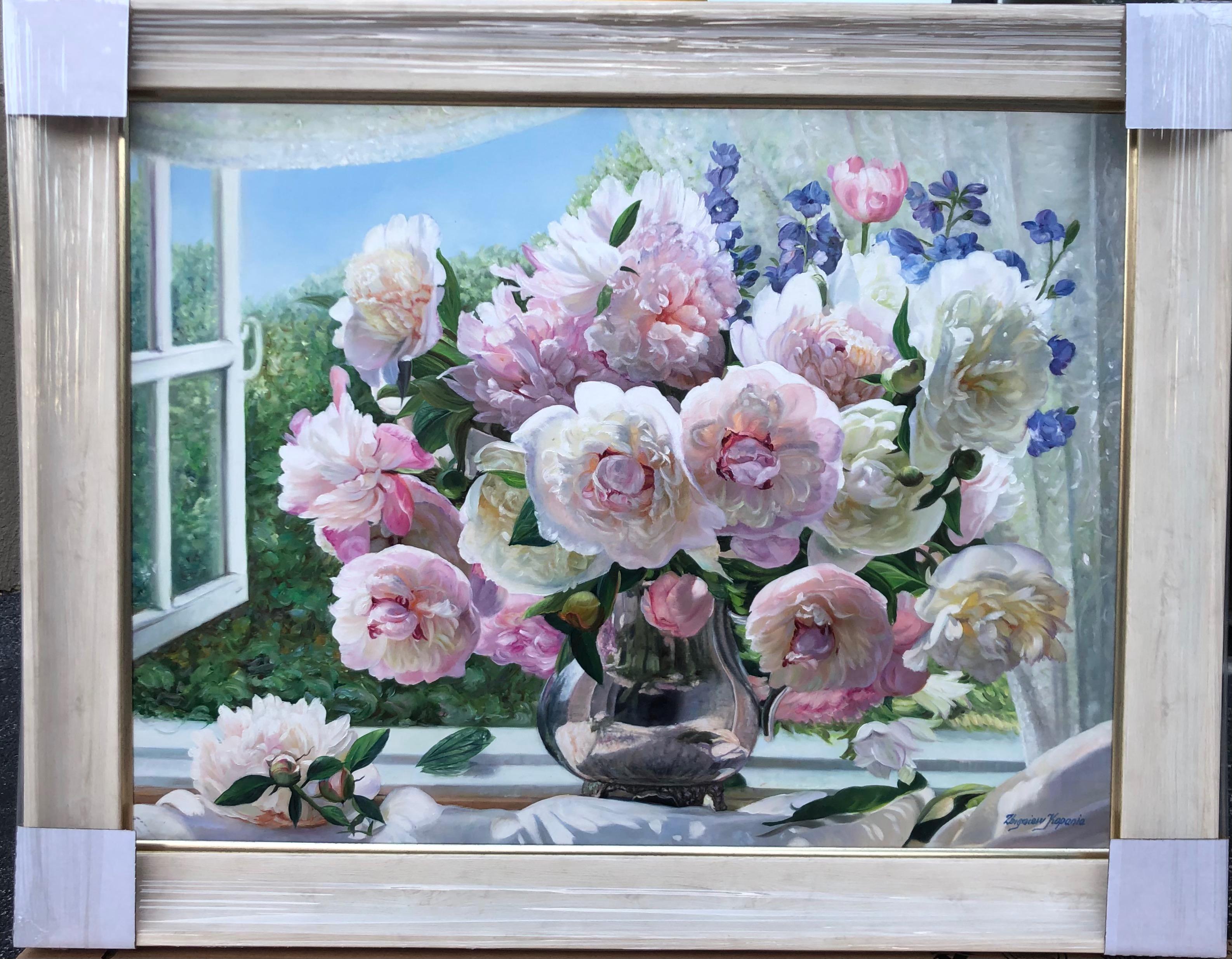 Peonies blanches et roses dans la fenêtre - Gris Figurative Painting par Zbigniew Kopania