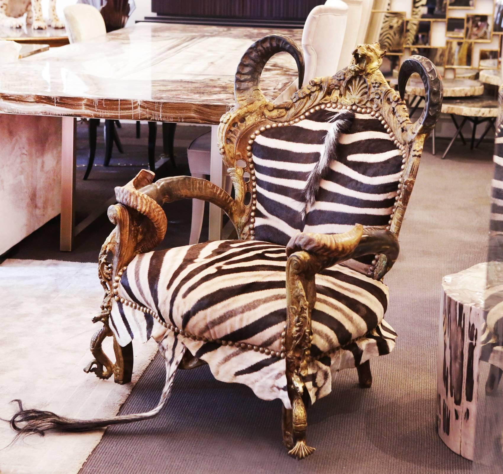 Armchair zebra and lion head with structure in solid beech
wood covered with real zebra skin. Back covered with zebra
skin with zebra crest. With lion head in solid bronze at the top
of the backrest. With two Indian buffalo horns. Armrests with