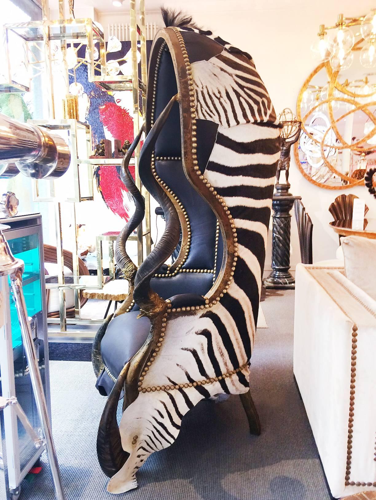 Zebra Black Armchair Dome mit echtem Zebrafell und echten Hörnern (Geschwärzt) im Angebot