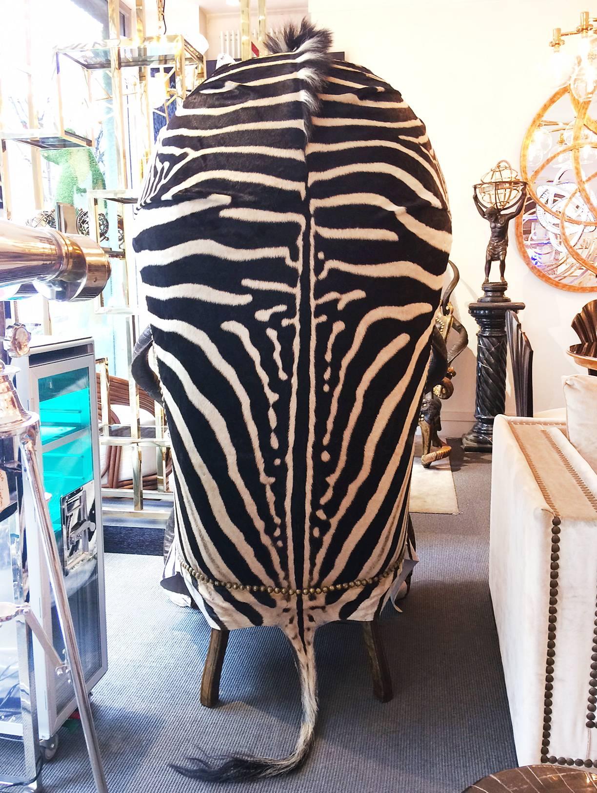 Zebra Black Armchair Dome mit echtem Zebrafell und echten Hörnern im Zustand „Hervorragend“ im Angebot in Paris, FR