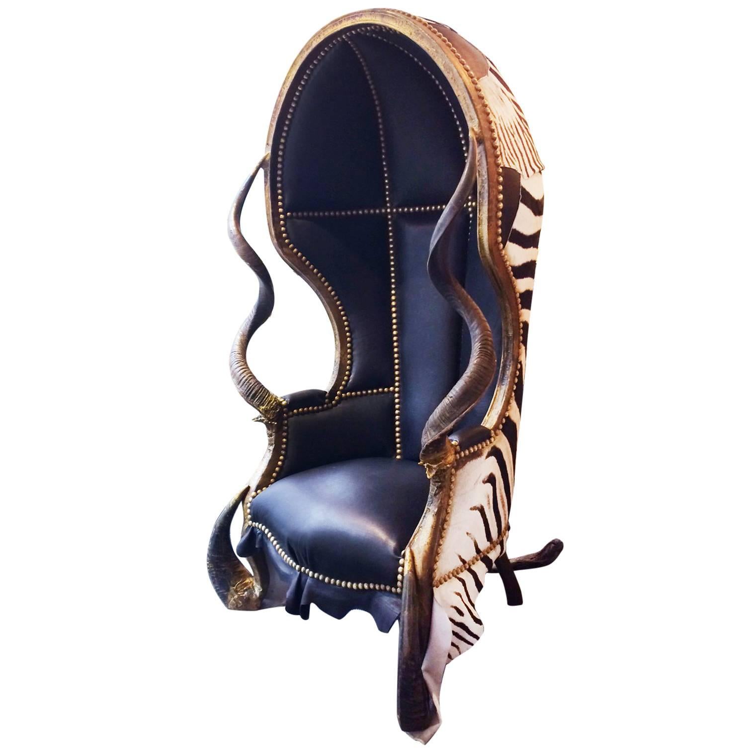 Dôme de fauteuil noir avec peau de zèbre et cornes véritables