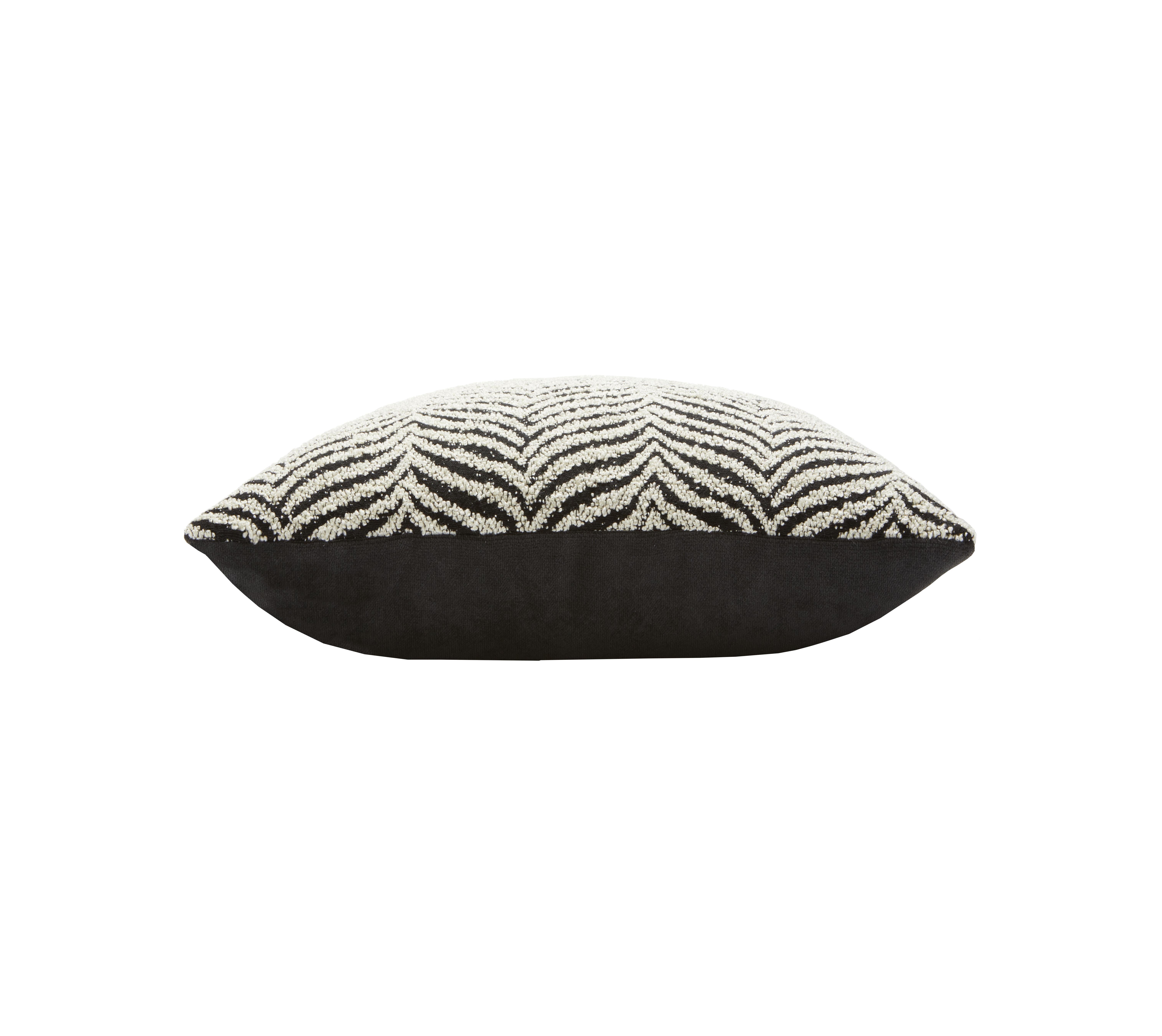 This glamorous cushion of sartorial value, the simplicity of a square profile gets counterbalanced by the richness of a Zebra-inspired contrasting pattern. This square pillow is a perfect balance between luxurious materials, traditional décor, and