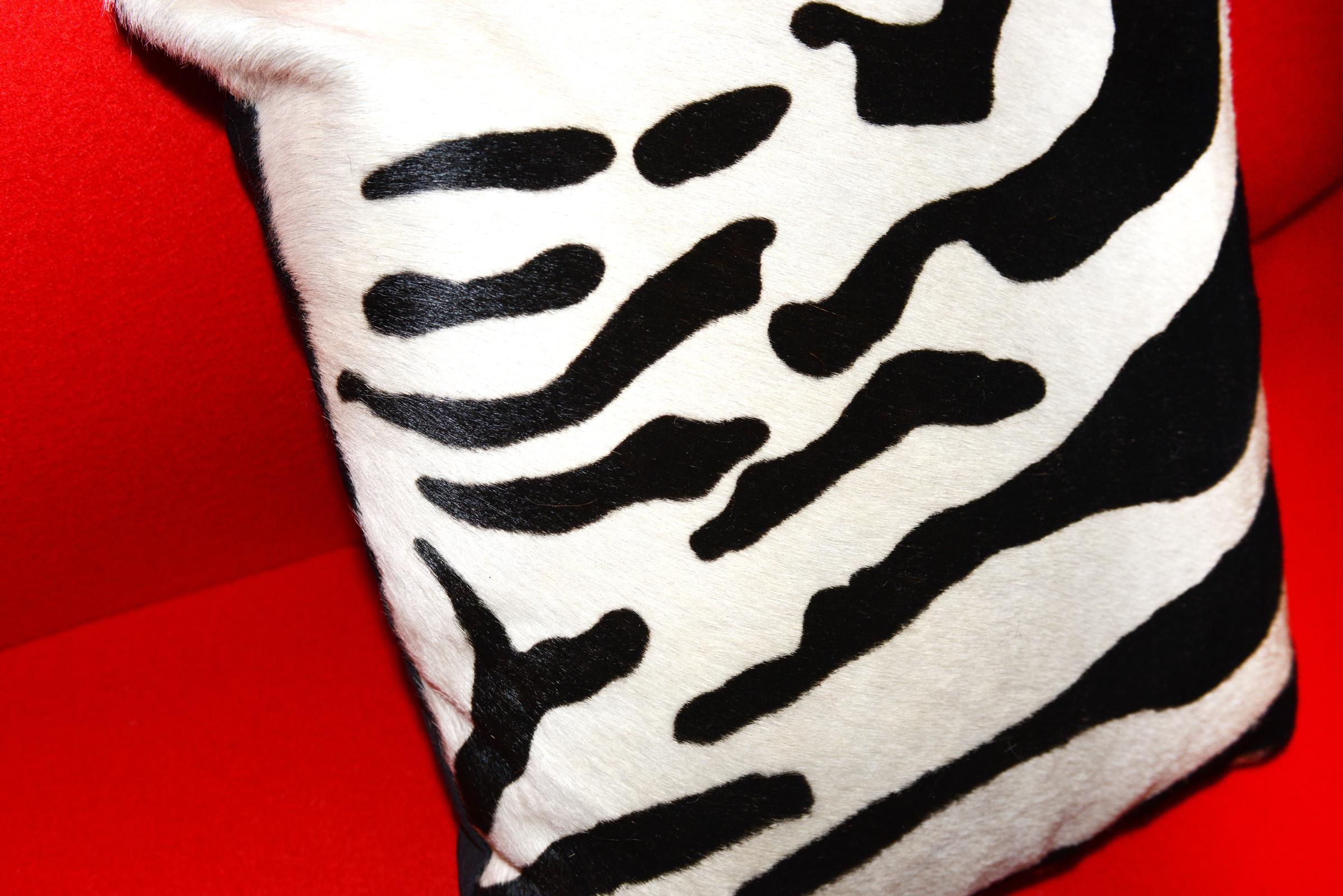 Zebra Cushion in Cowhide In Excellent Condition For Sale In Paris, FR