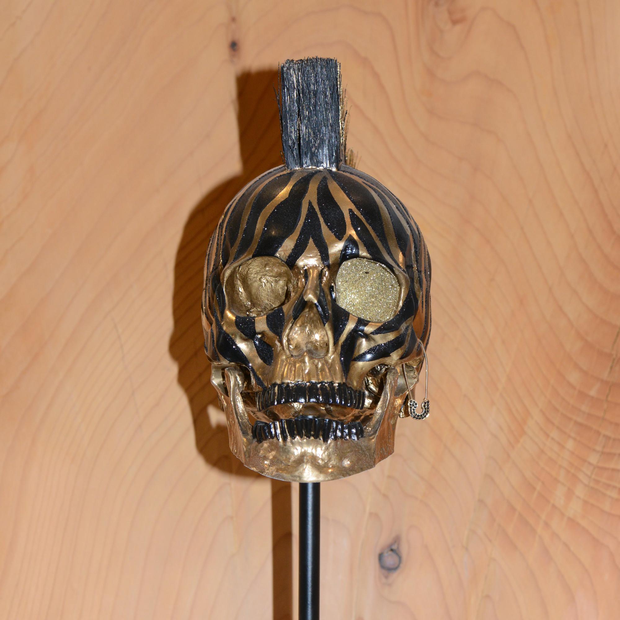 Scultura Zebra Gold Skull con struttura in resina
dipinta a mano con vernice nera e oro, su solido
base in ferro annerito. Base: 25x25cm. Eccezionale
e unico.