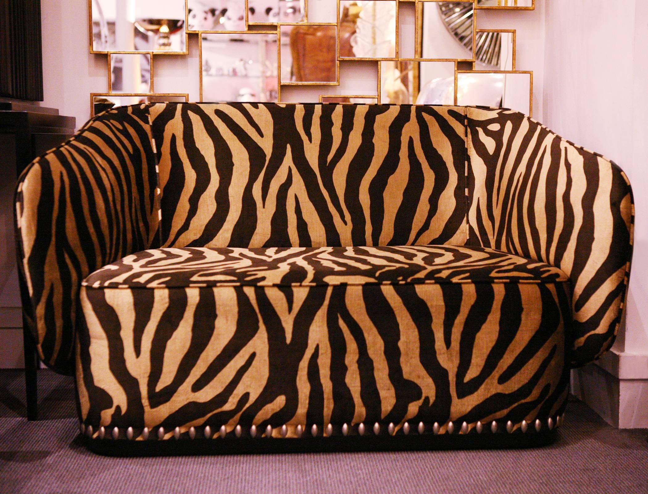 Sofa Zebra gold with structure in solid wood. 
Upholstered and covered with high quality 
zebra gold velvet fabric. With silvered oval 
nails. Cushions in option, not included.
Exceptional piece from Spain.