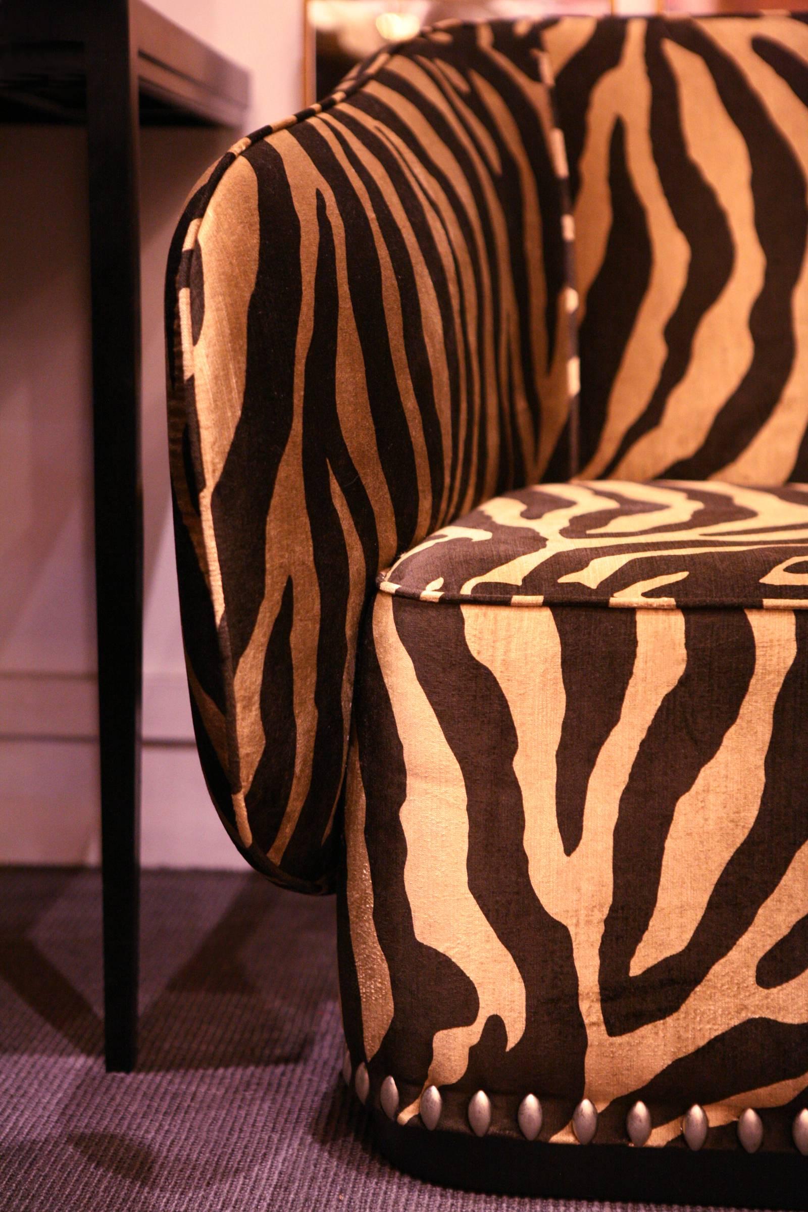 Zebra Gold Sofa in Velvet Fabric In Excellent Condition For Sale In Paris, FR