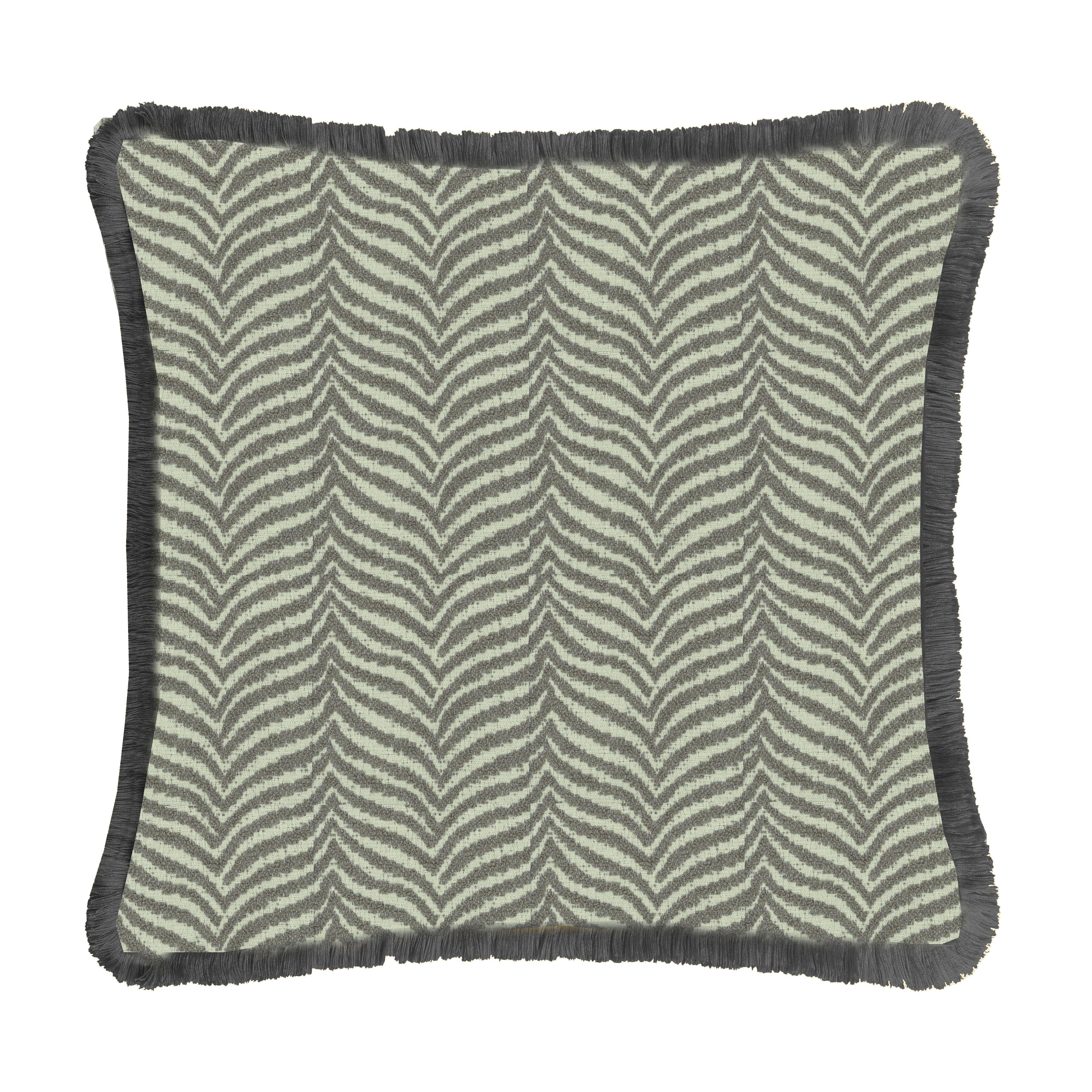 Eleganza per qualsiasi spazio abitativo con il cuscino con frange Zebra Green, una splendida incarnazione dell'eleganza e della maestria artigianale. Questo cuscino di grande effetto presenta un motivo distintivo di ispirazione zebrata che unisce il