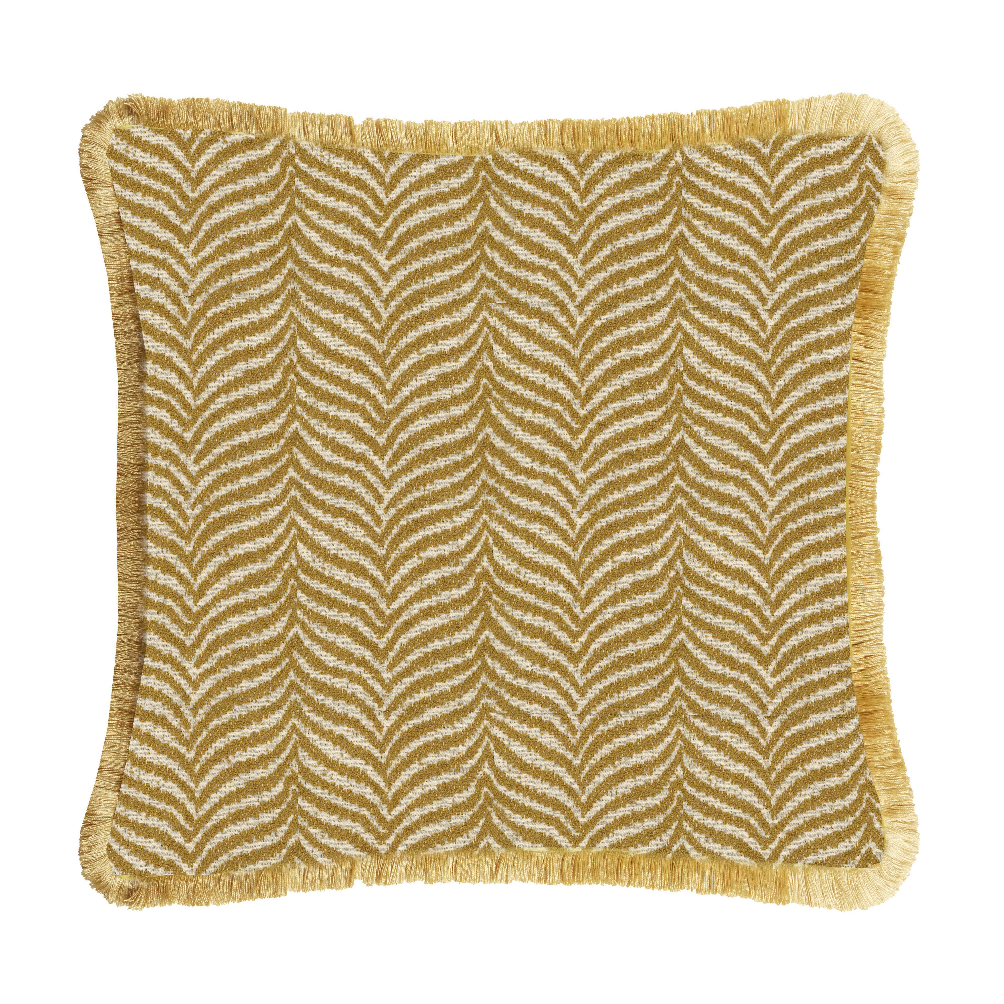 Eleganza in qualsiasi spazio abitativo con il cuscino con frange Zebra Grey, una splendida incarnazione dell'eleganza e della maestria artigianale. Questo cuscino di grande effetto presenta un motivo distintivo di ispirazione zebrata che unisce il