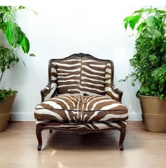 Fauteuil marquis français en cuir zébré sur cadre en bois sculpté