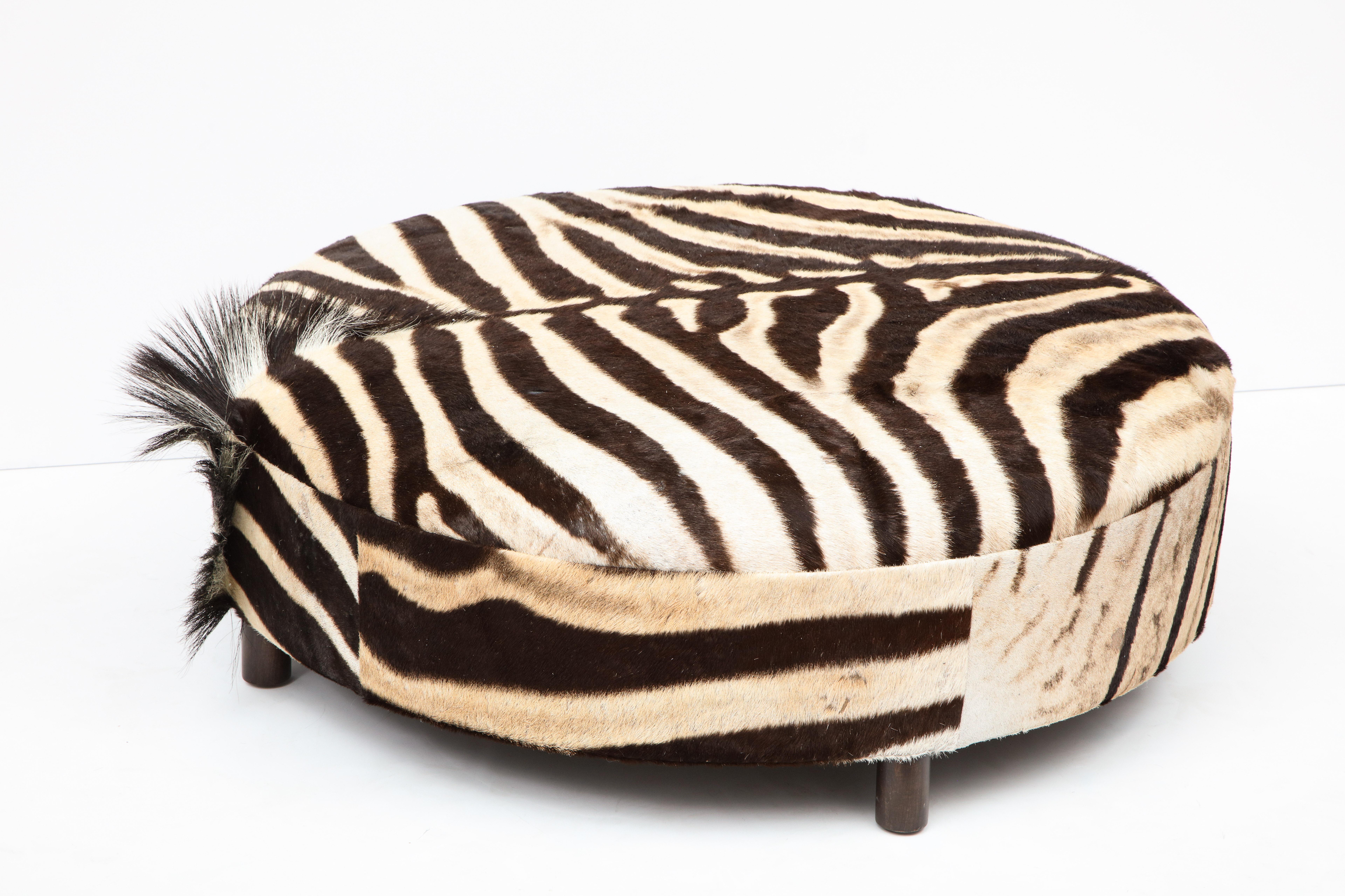 Otomana de piel de cebra, chocolate y crema, redonda, contemporánea, pieles nuevas, USA Made en venta 6