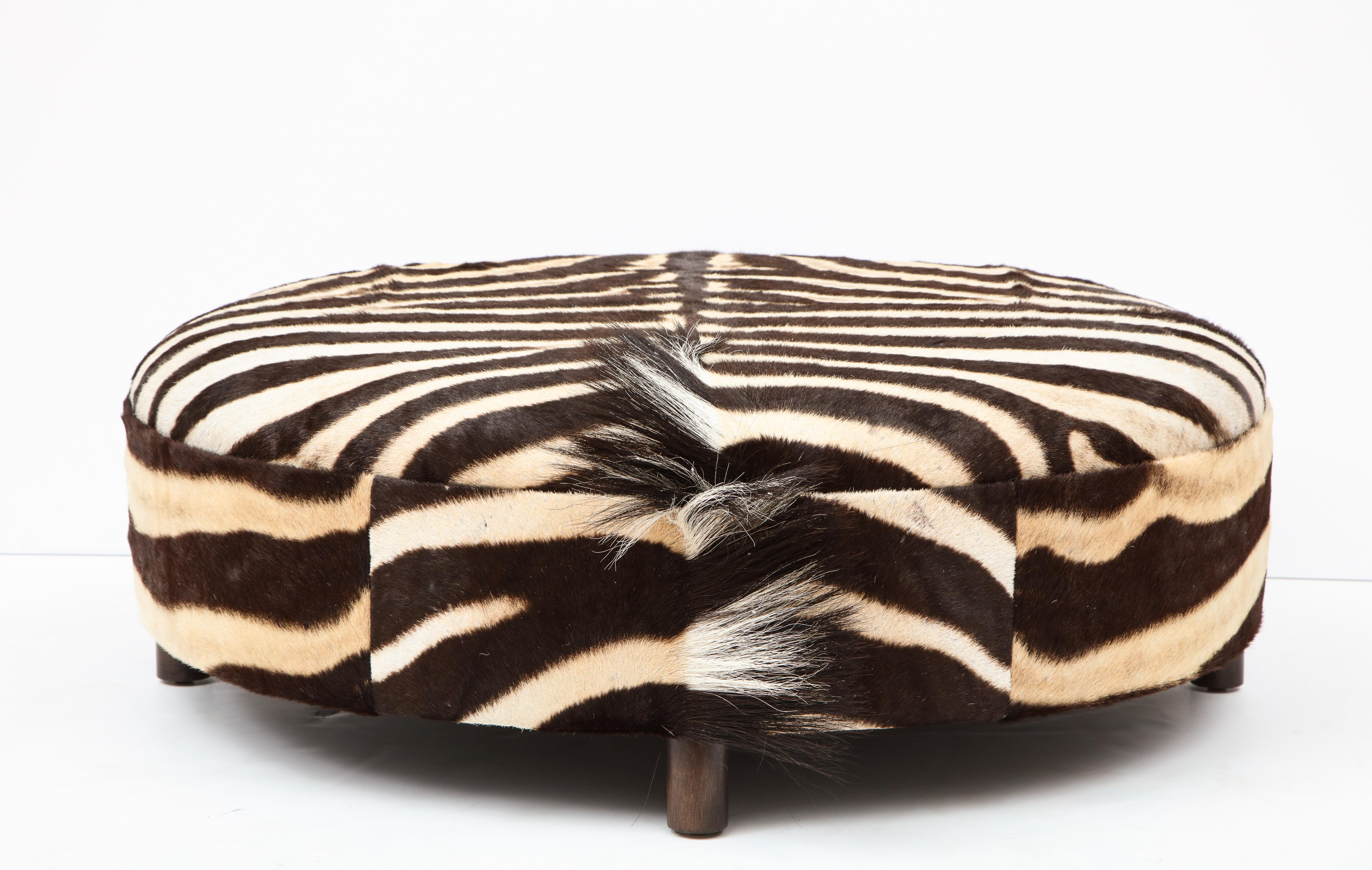 Otomana de piel de cebra, chocolate y crema, redonda, contemporánea, pieles nuevas, USA Made Sudafricano en venta